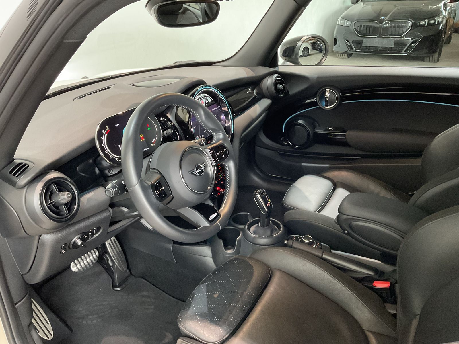 Fahrzeugabbildung MINI Cooper JCW Trim Autom. LED Navi Tempomat Klimaau