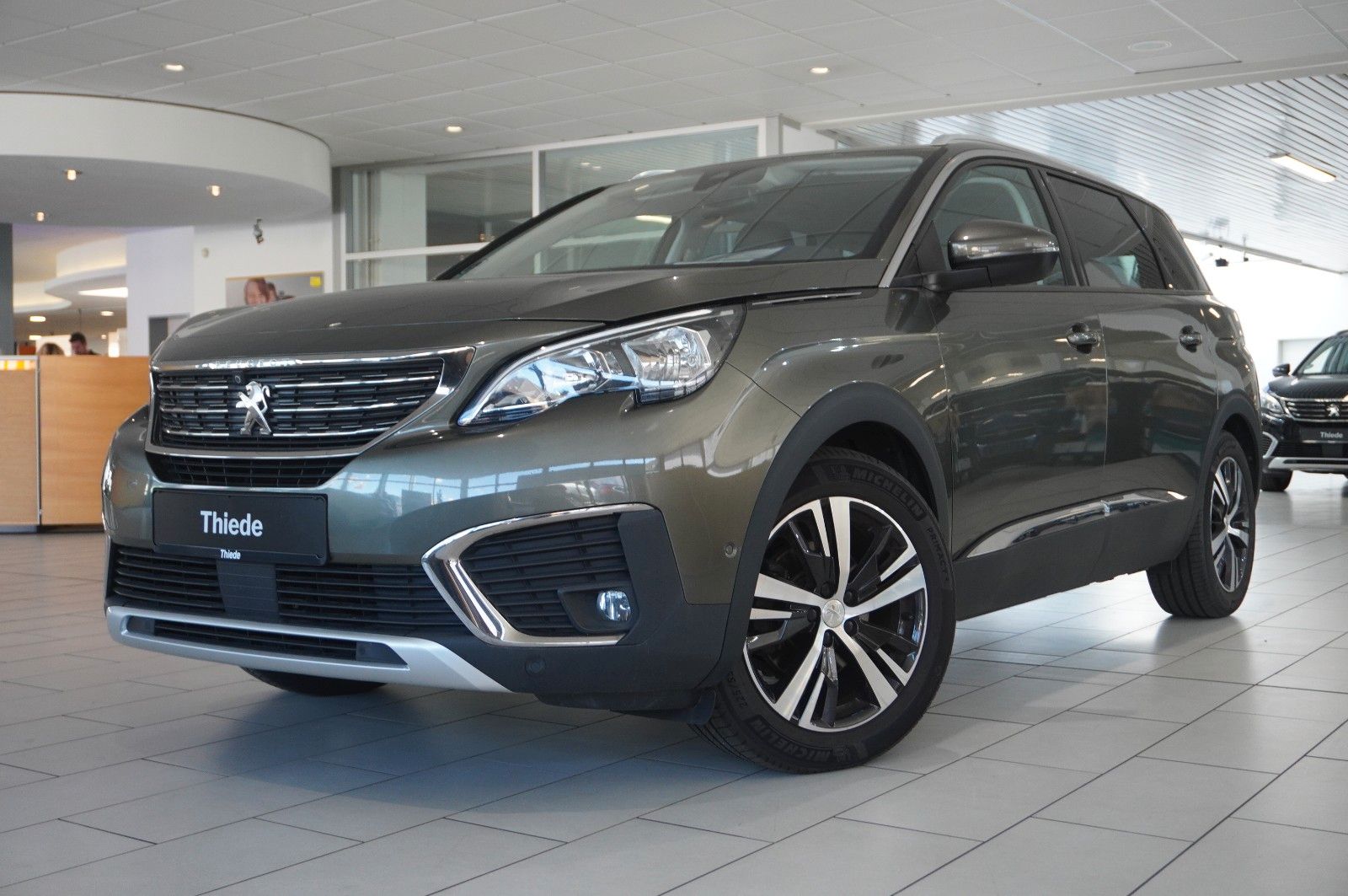 Fahrzeugabbildung Peugeot 5008 1.6D ALLURE 7-SITZER NAVI/KAMERA/SHZ/SPORT