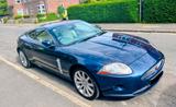 Jaguar XK 4.2L V8 Coupé - - blaue Jaguar XK