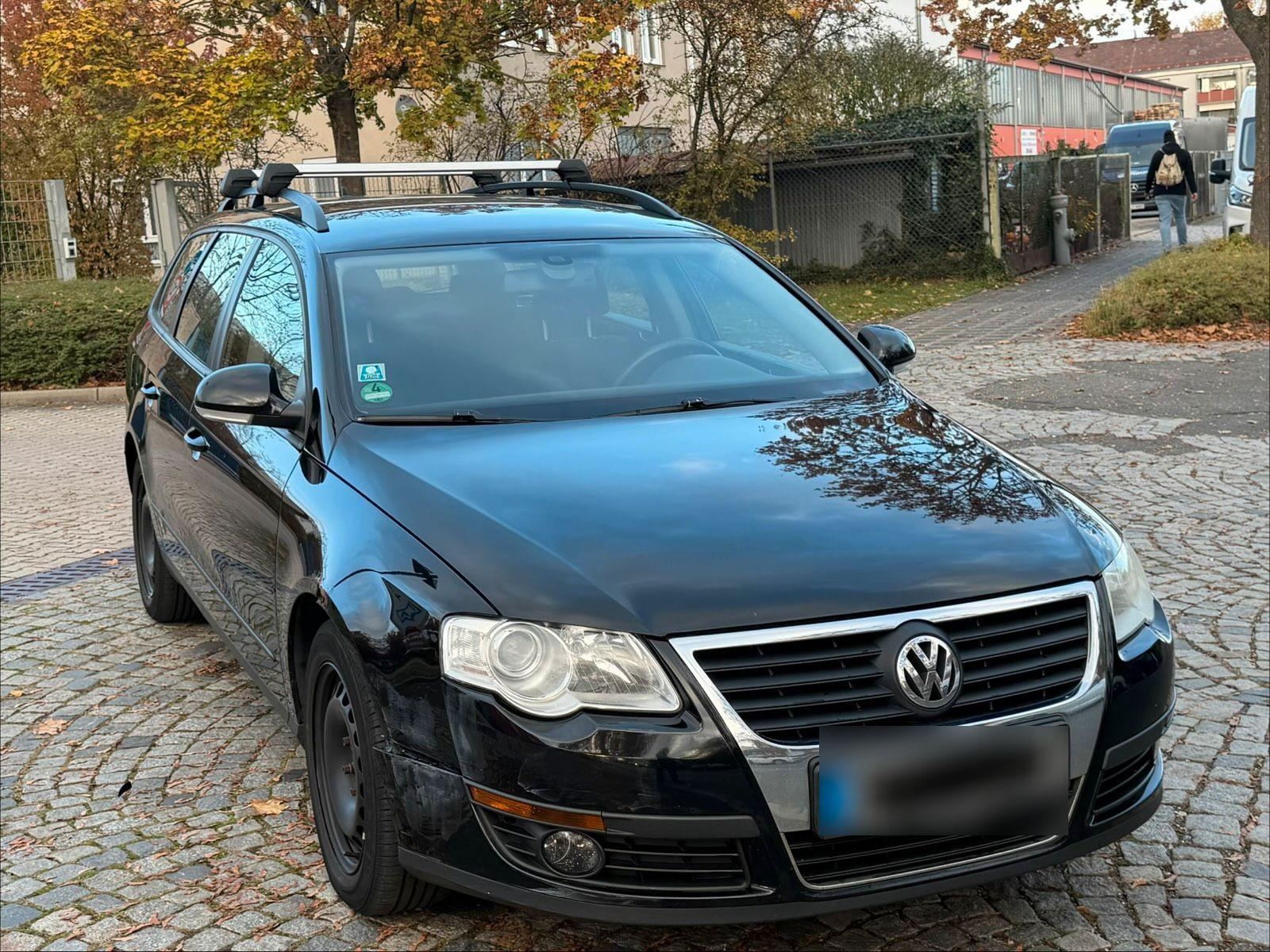 Volkswagen Passat 2010 — rear view