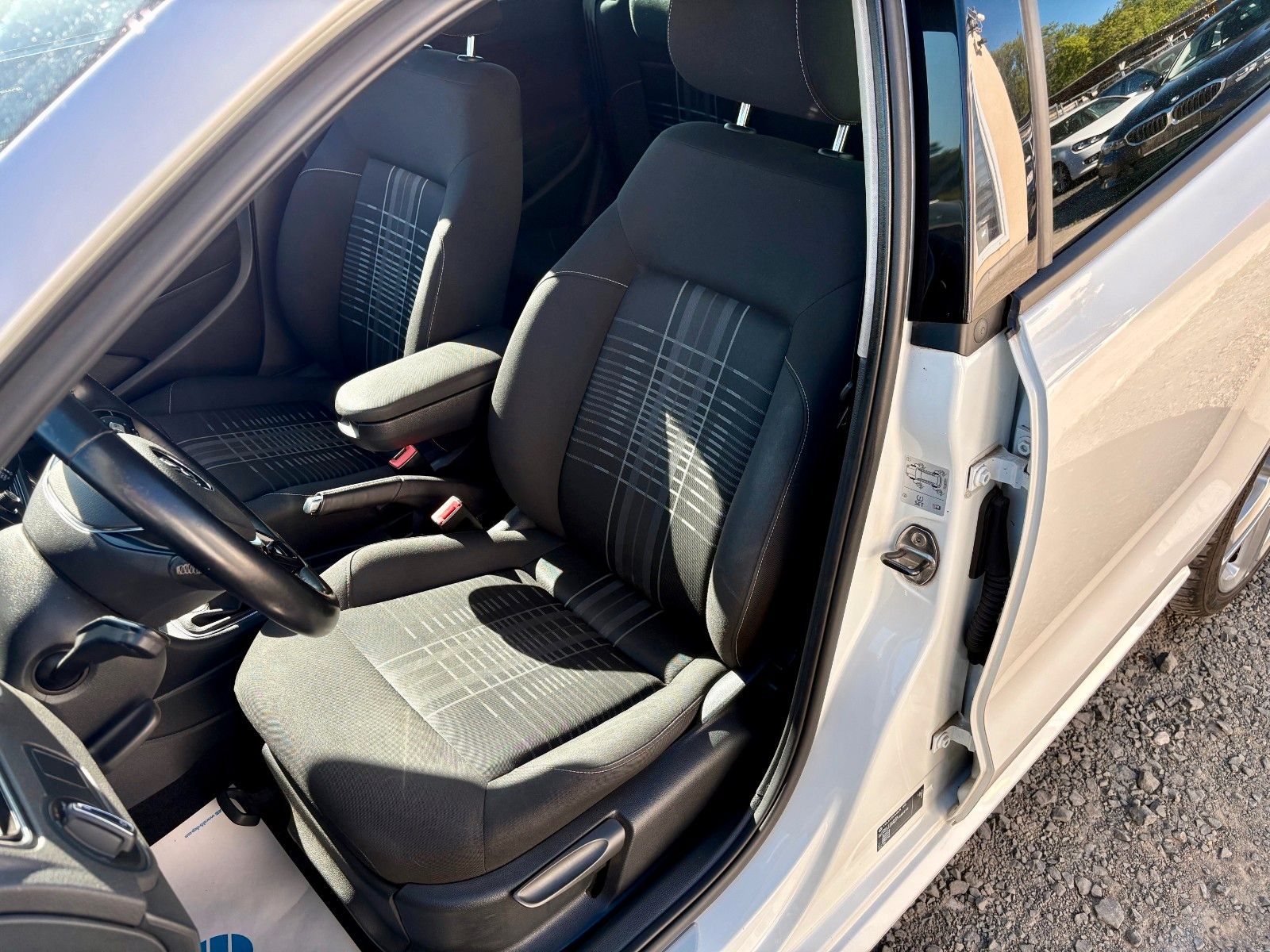 Fahrzeugabbildung Volkswagen Polo V Lounge 1.2 TSI 81kW LED Glasdach PDC Spor