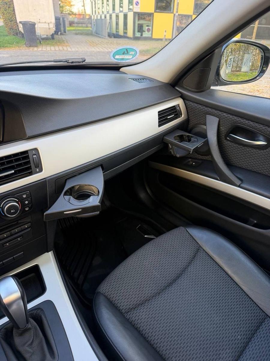 BMW 318 2010 — photo 14