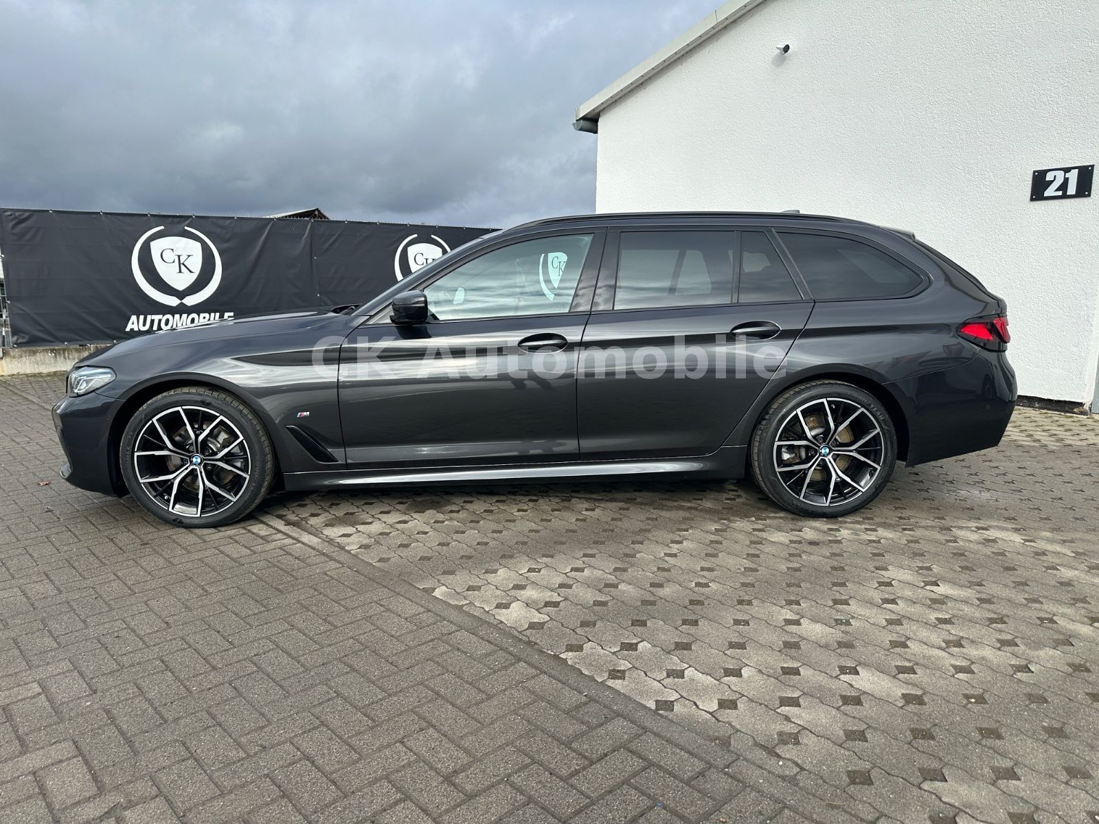 Fahrzeugabbildung BMW 520dxDrive Touring M-Sport/Laser/Head-Up/ACC/AHK