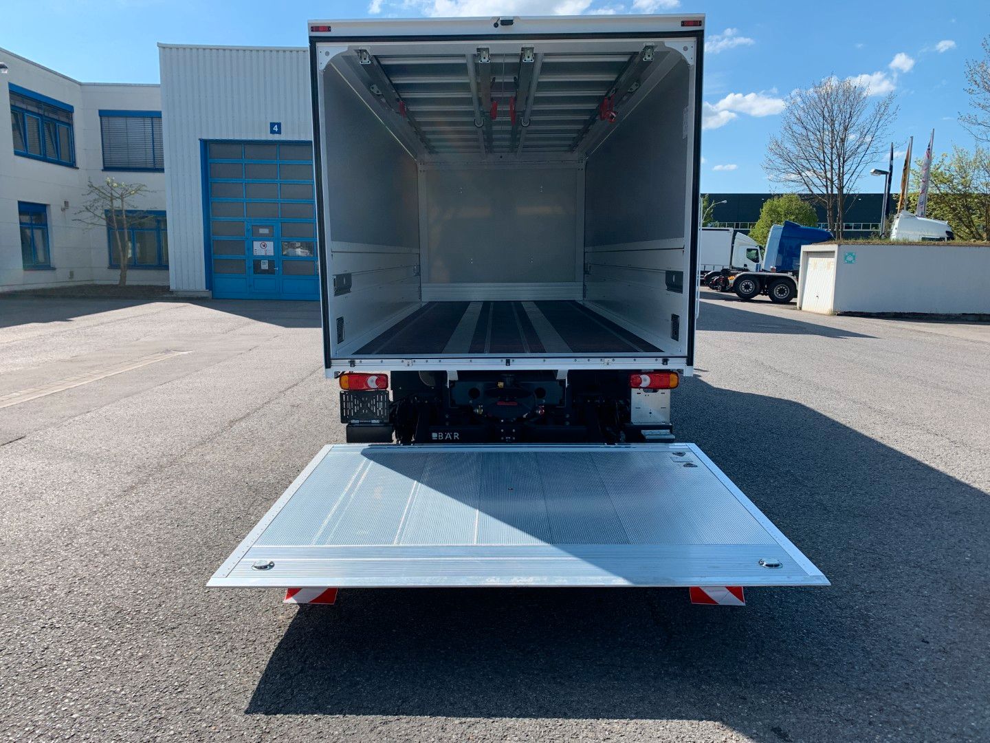Fahrzeugabbildung DAF FA XB 260 12t Swing-Board-Aufbau