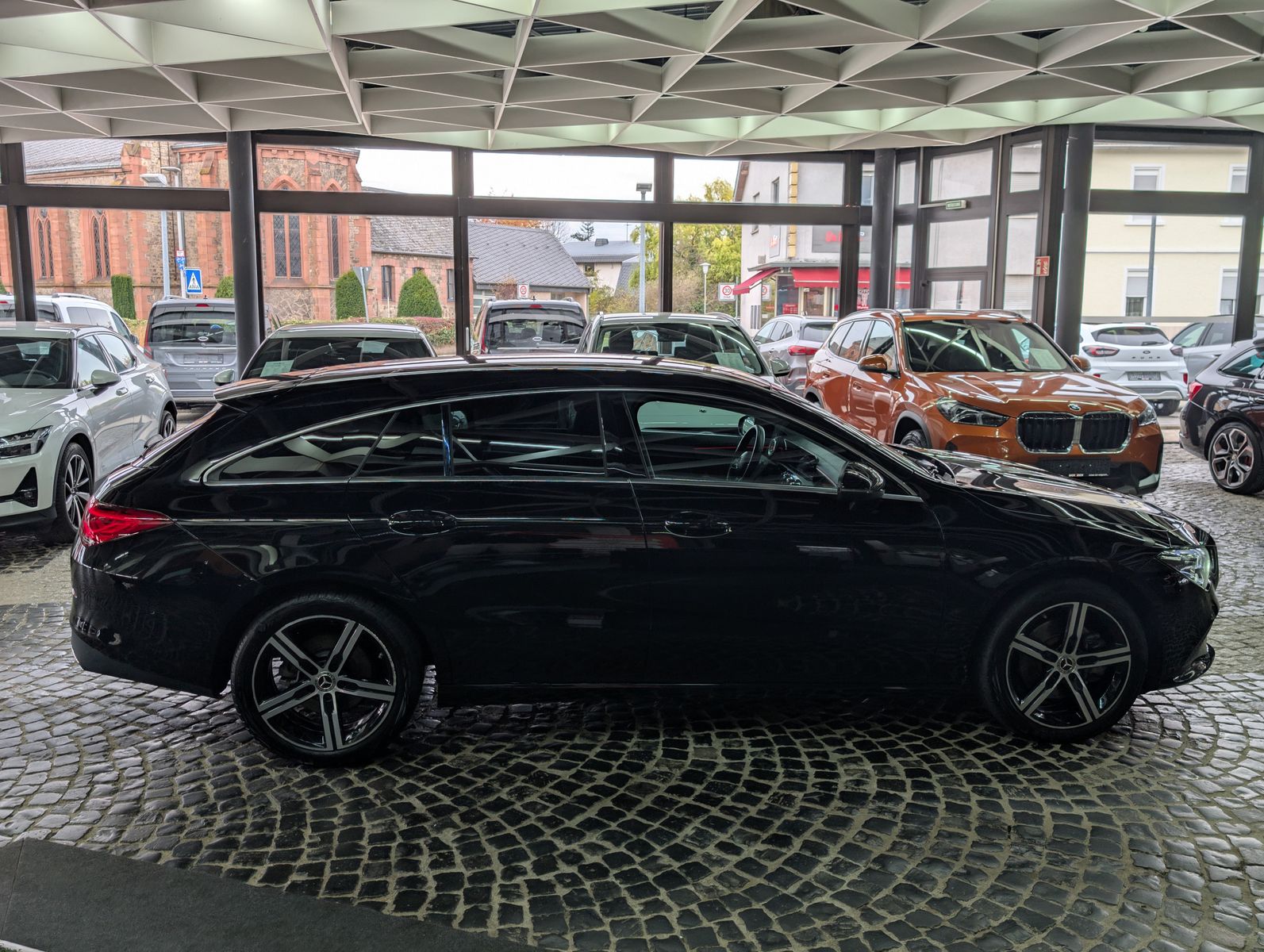 Fahrzeugabbildung Mercedes-Benz CLA 220 d SB MULTIBEAM LEDER DISTR HIGHEND 18