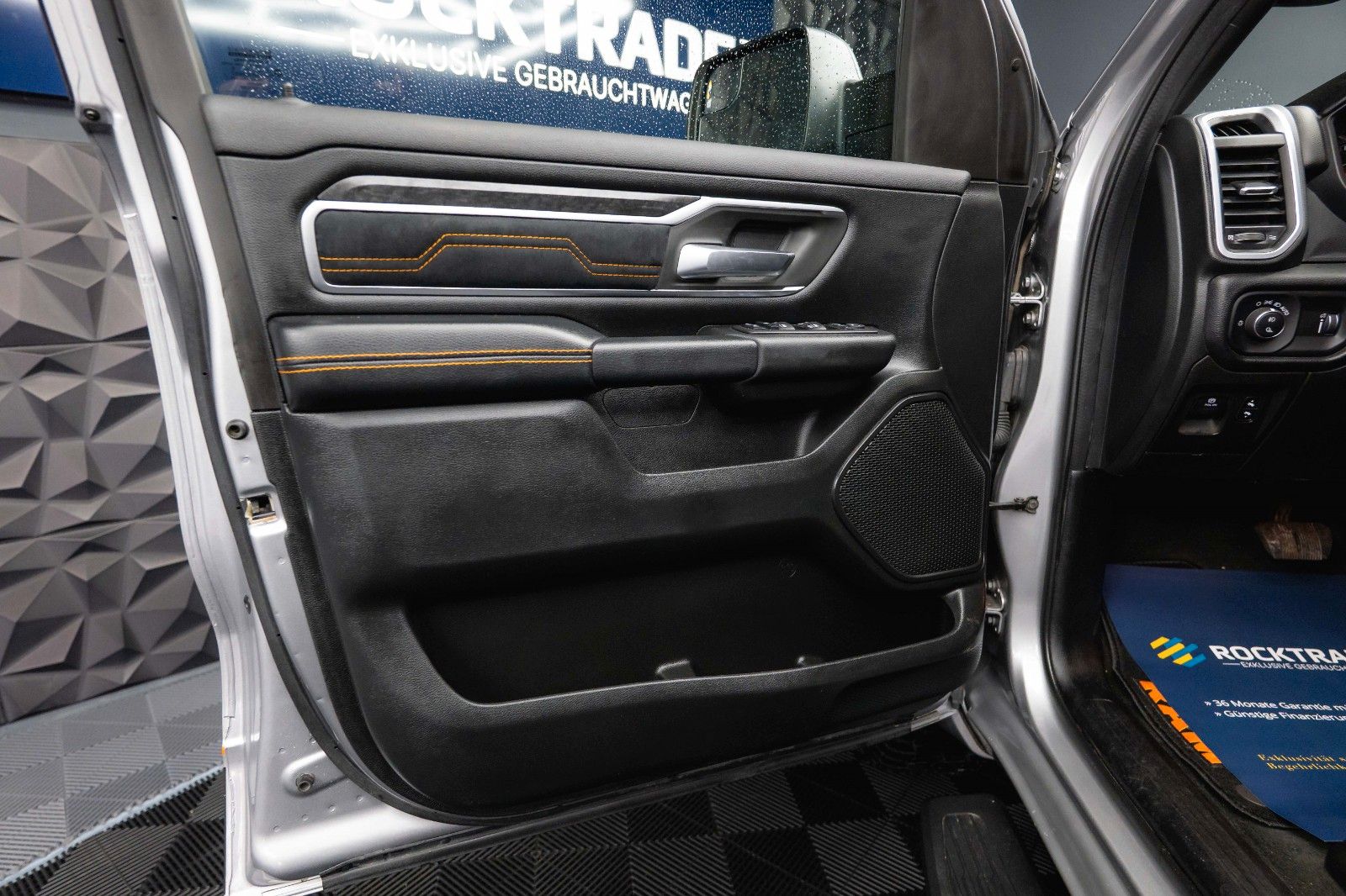 Fahrzeugabbildung Dodge RAM 5.7 V8 HEMI 4x4 OFFROAD Night-Paket *LED*19%