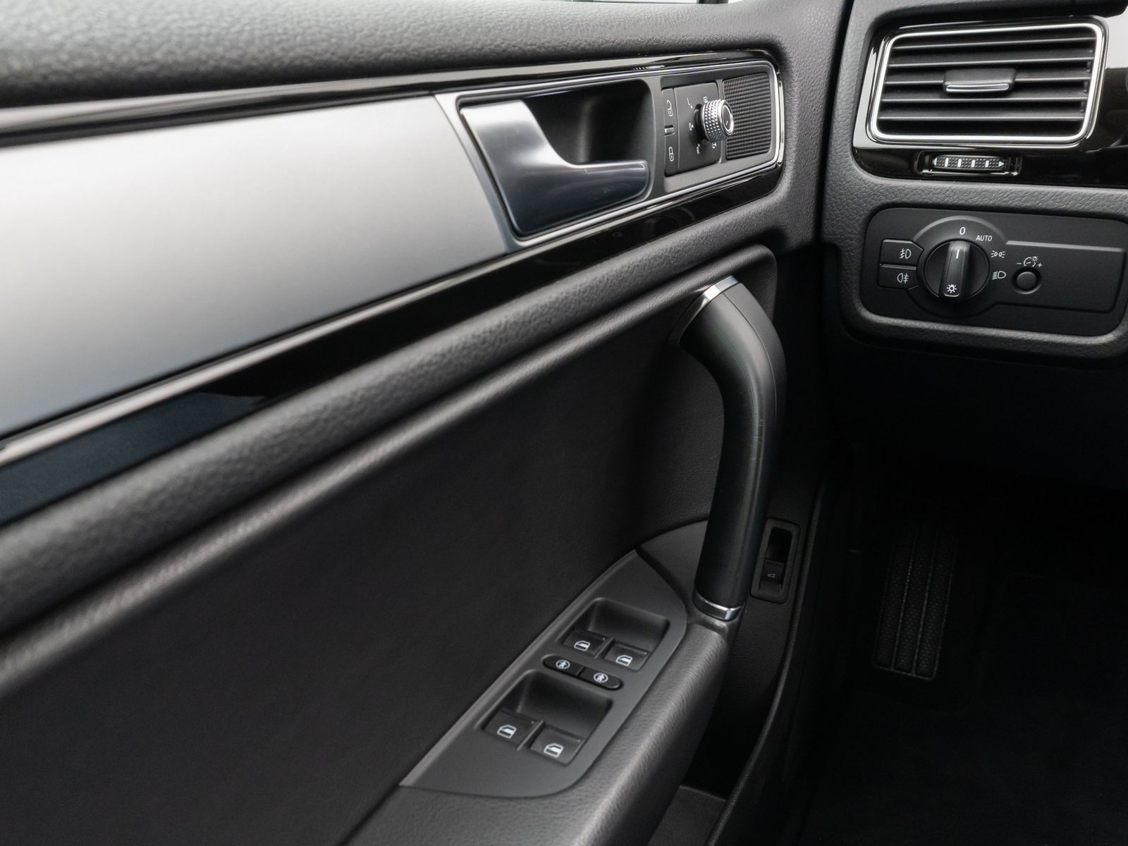 Fahrzeugabbildung Volkswagen Touareg V6 3.0 TDI Terrain Tech 4Motion PDC AHK