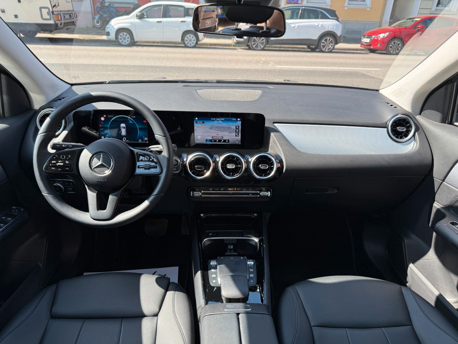 Fahrzeugabbildung Mercedes-Benz GLA 200 STYLE LEDER AUTOMATIK PANO KAMERA