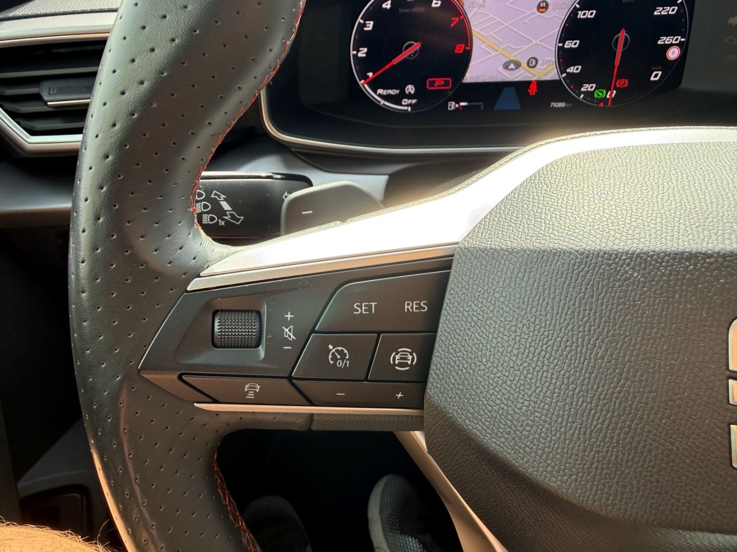 Fahrzeugabbildung SEAT Leon Sportstourer1.5eTSI FR  AHK LED Carplay Nav