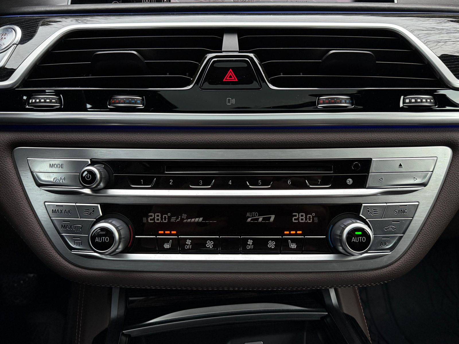 Fahrzeugabbildung BMW 750 L d xDrive M Paket LED+NAV+SHZ+MEMO+PANO+KAM