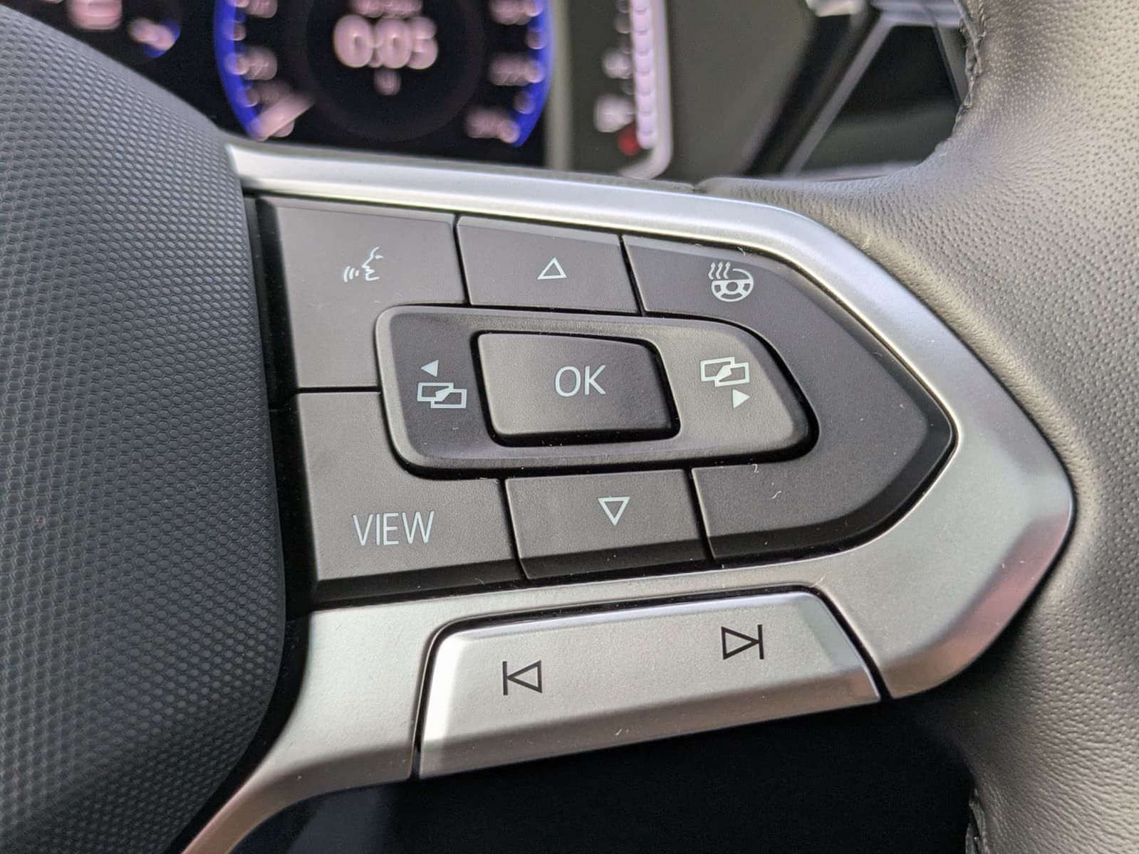 Fahrzeugabbildung Volkswagen Touran 2.0 DSG R-Line High BLACK Pano 7Si IQ AHK