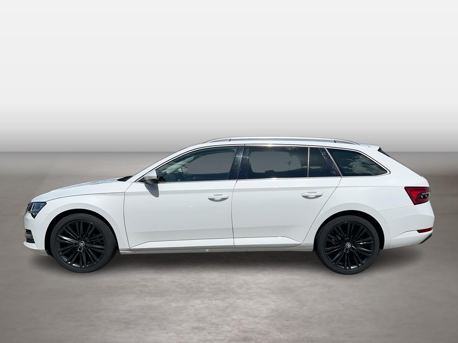 Skoda Superb Combi 2.0 TDI Style AHK RFK 19" NAVI ACC