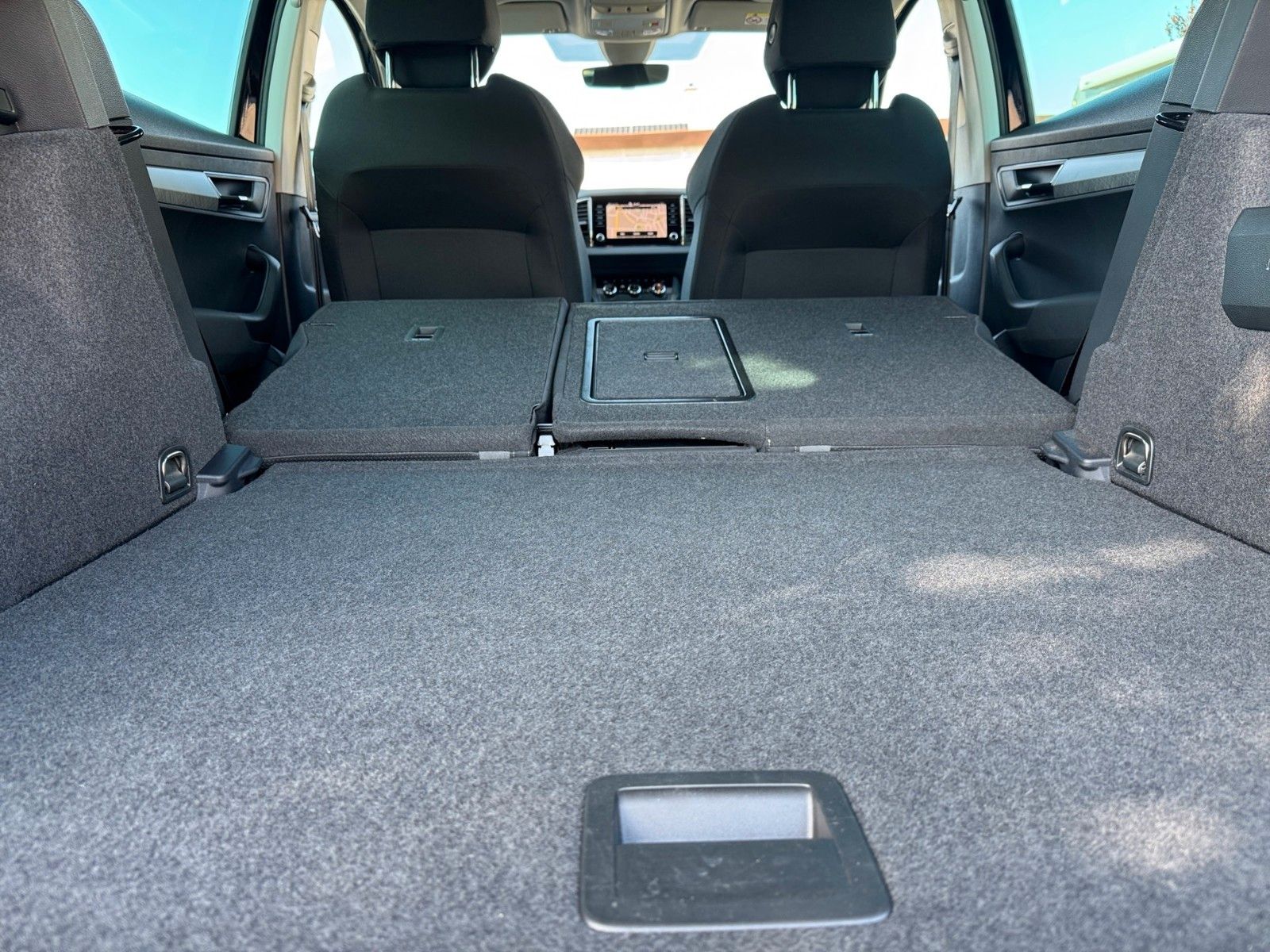 Fahrzeugabbildung SKODA Karoq Ambition Tour 1.5 TSI