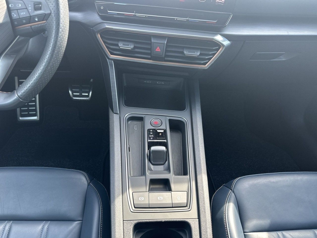 Fahrzeugabbildung CUPRA Leon Sportstourer 2.0 TSI 245 PS DSG - mit KI generiert/bearbeitet