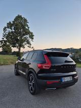 Volvo XC40 D4 AWD R-Design Pano PilotAssist HK Standhg - Volvo XC40 von privat