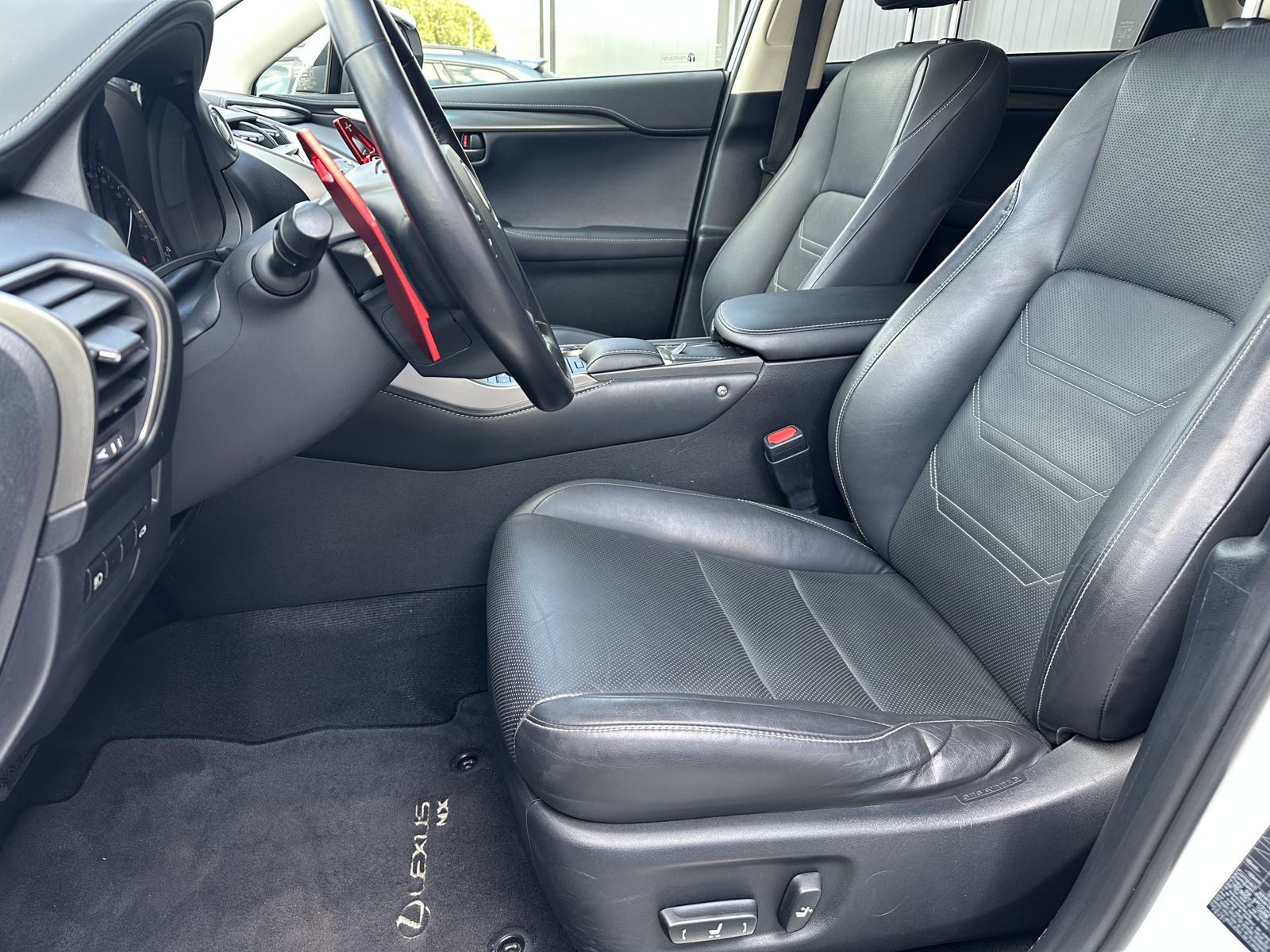 Fahrzeugabbildung Lexus NX 300h AWD Executive NAV+LED+SHZ+KAMERA+1HD+PP