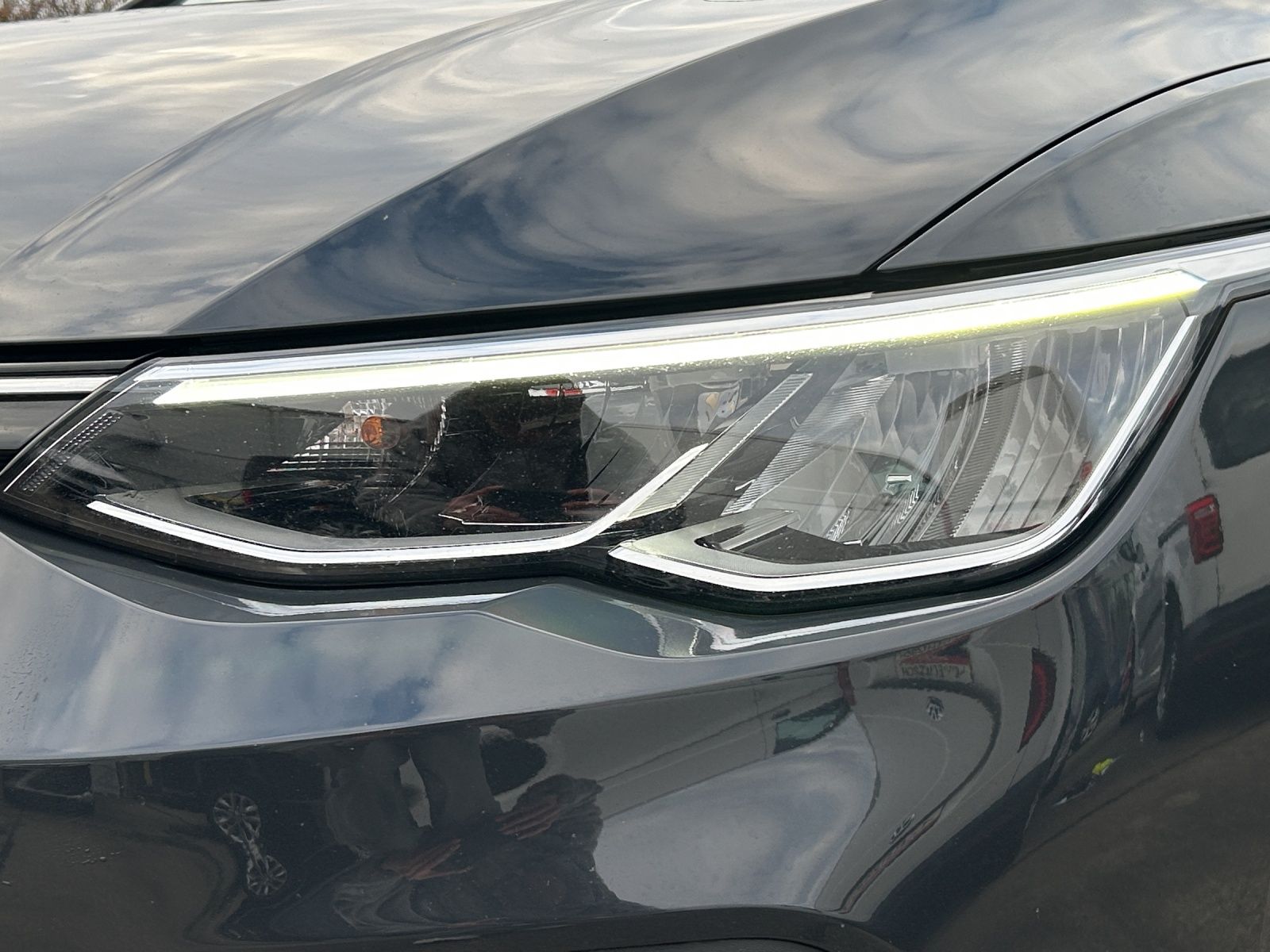 Fahrzeugabbildung Volkswagen Golf VIII Life TDI DSG LED ACC SH PDC Navi AID D