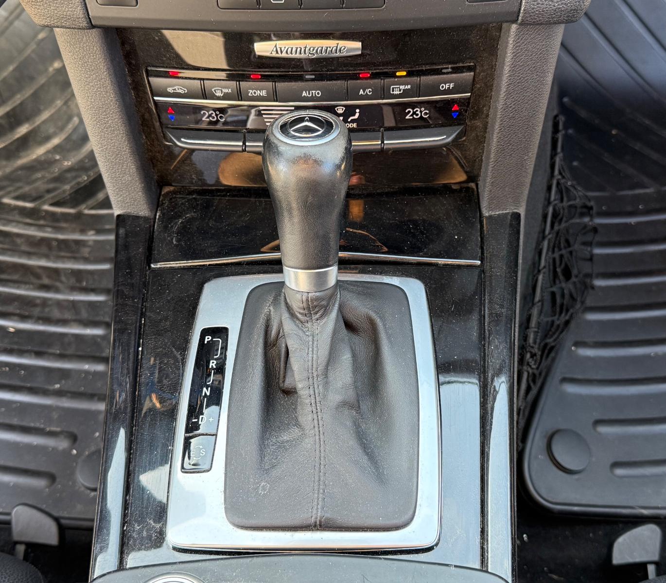 Mercedes-Benz E200 2010 — photo 14