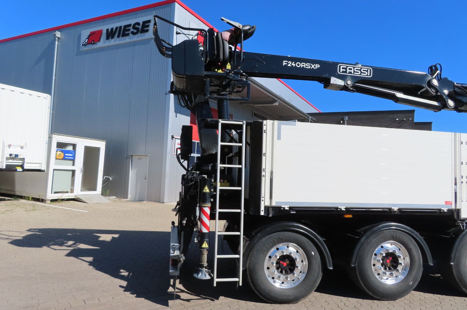 Fahrzeugabbildung Andere Wiese Baustoffauflieger - Heckkran Kran Fassi