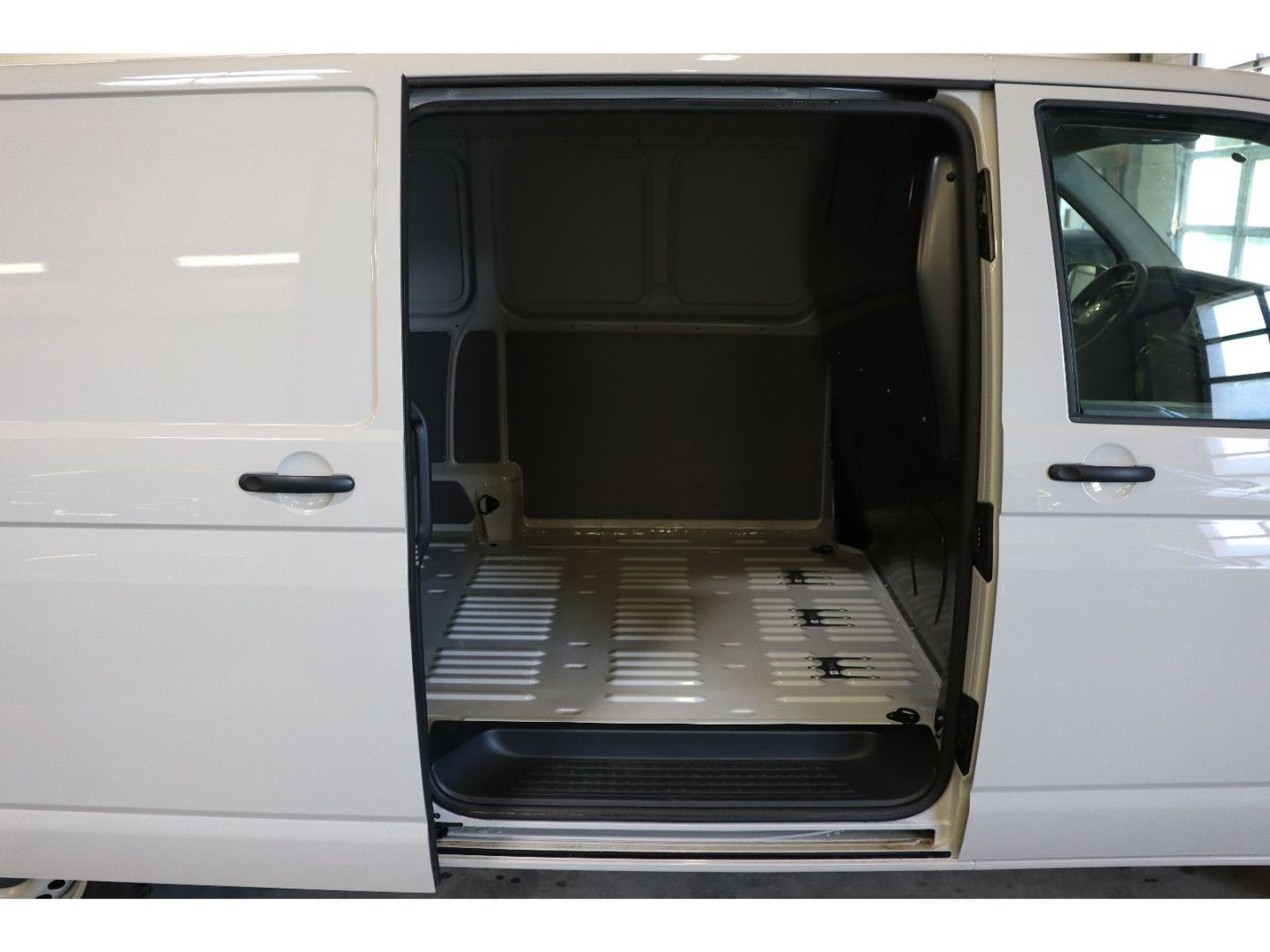 Fahrzeugabbildung Volkswagen VW T6.1 ABT e-Kasten LR DSG DAB Klima PDC 3-Sit