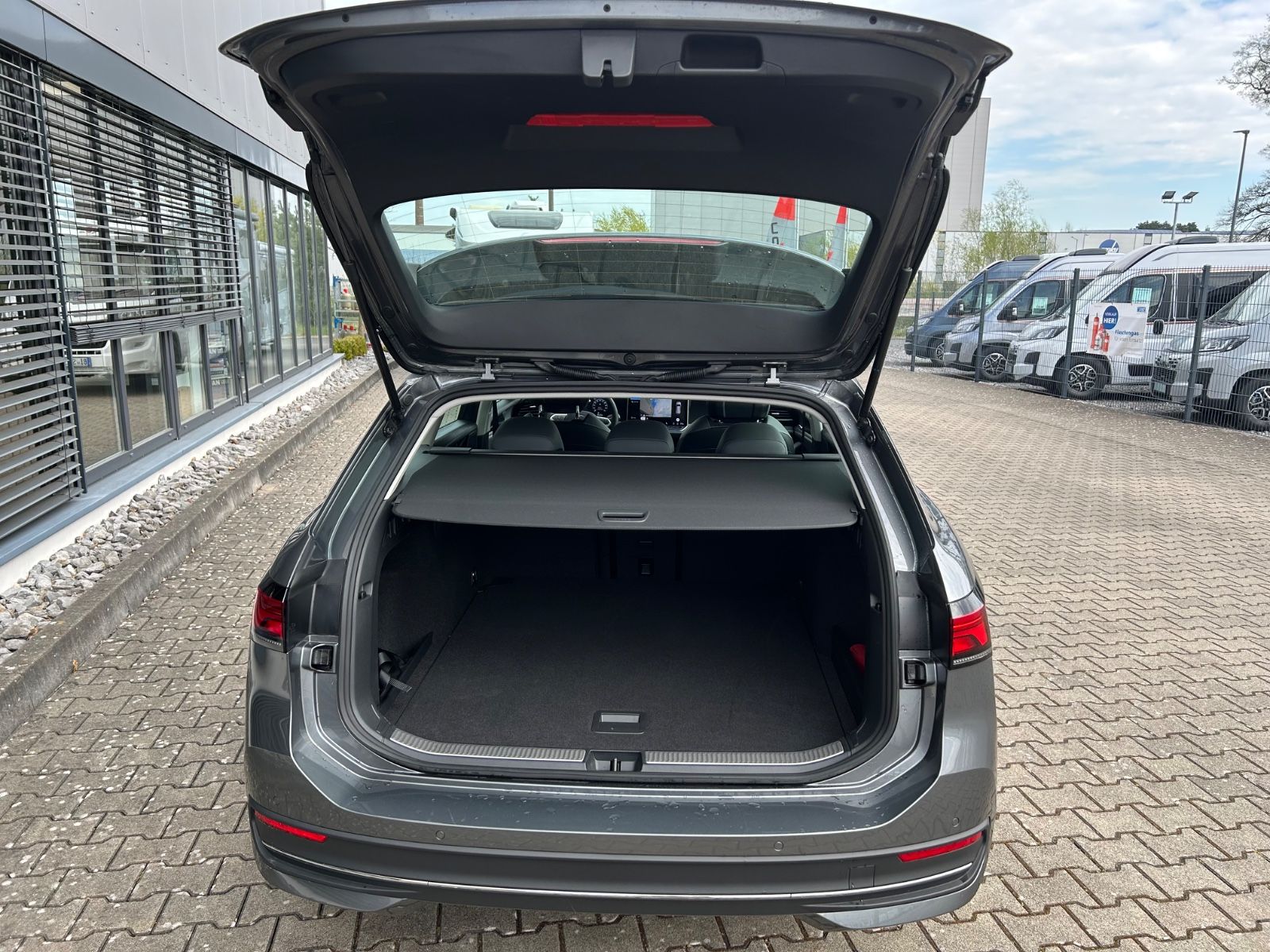 Fahrzeugabbildung Volkswagen Passat Variant 1.5 eTSI  Business DSG Navi