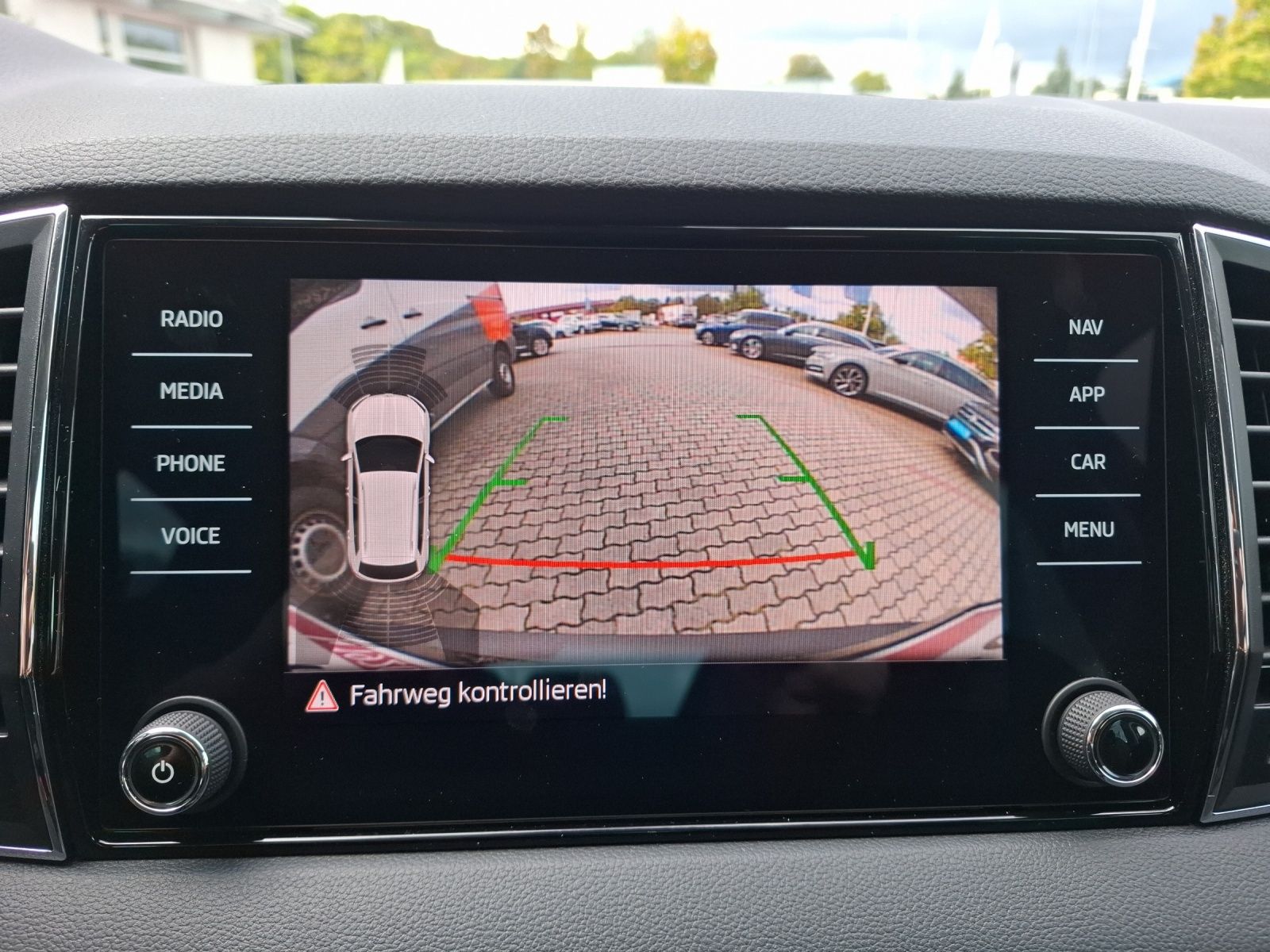 Fahrzeugabbildung SKODA Karoq TSI Drive-125 DSG LED Navi AID ACC RFK SH