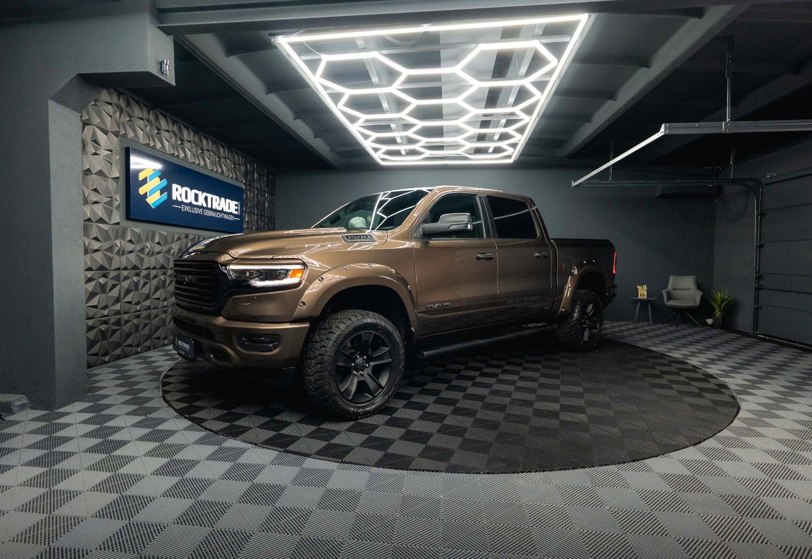 Fahrzeugabbildung Dodge RAM 5.7 V8 HEMI 4x4 OFFROAD Night Limited 19%