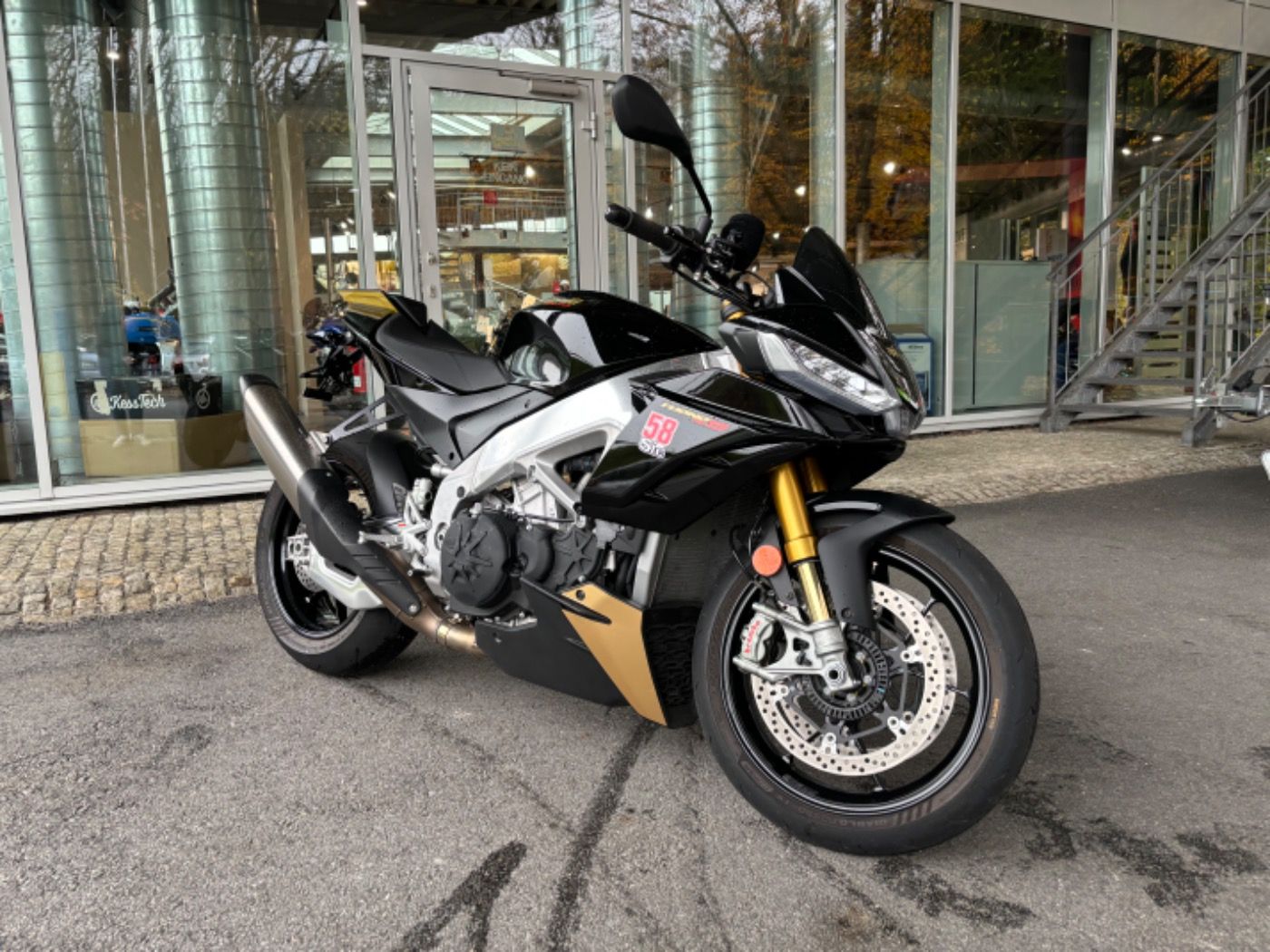 Fahrzeugabbildung Aprilia Tuono V4 Factory 1100 Ultra Dark aus 1. Hand