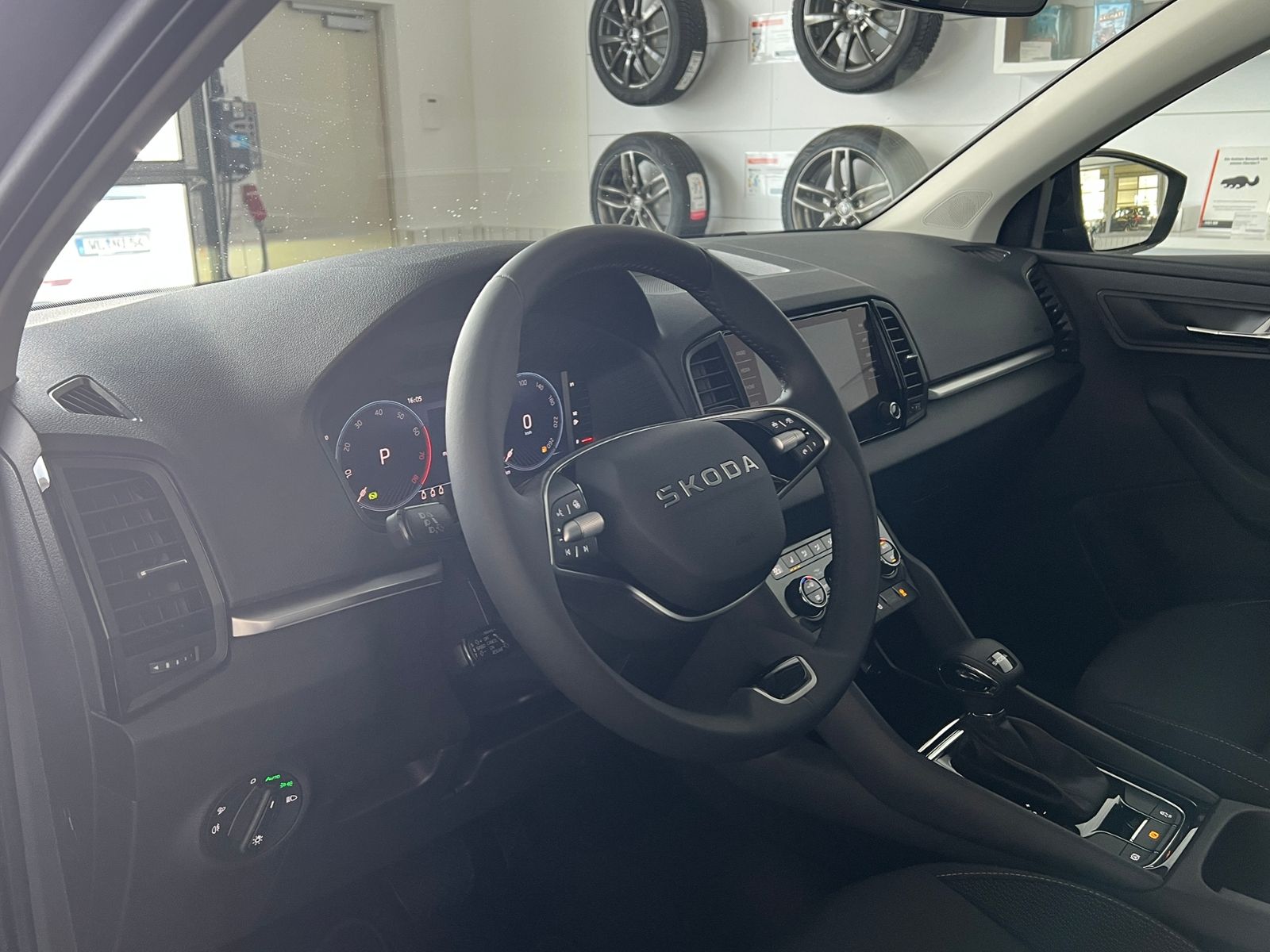 Fahrzeugabbildung SKODA Karoq Tour 1.5 TSI DSG *AHK, Matrix-LED*