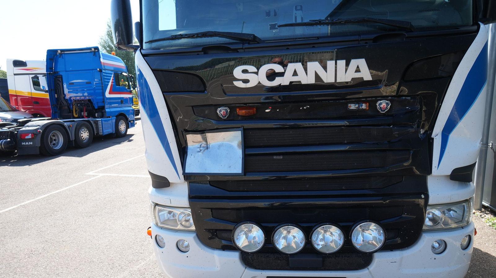 Scania R 450 tractor unit damaged front