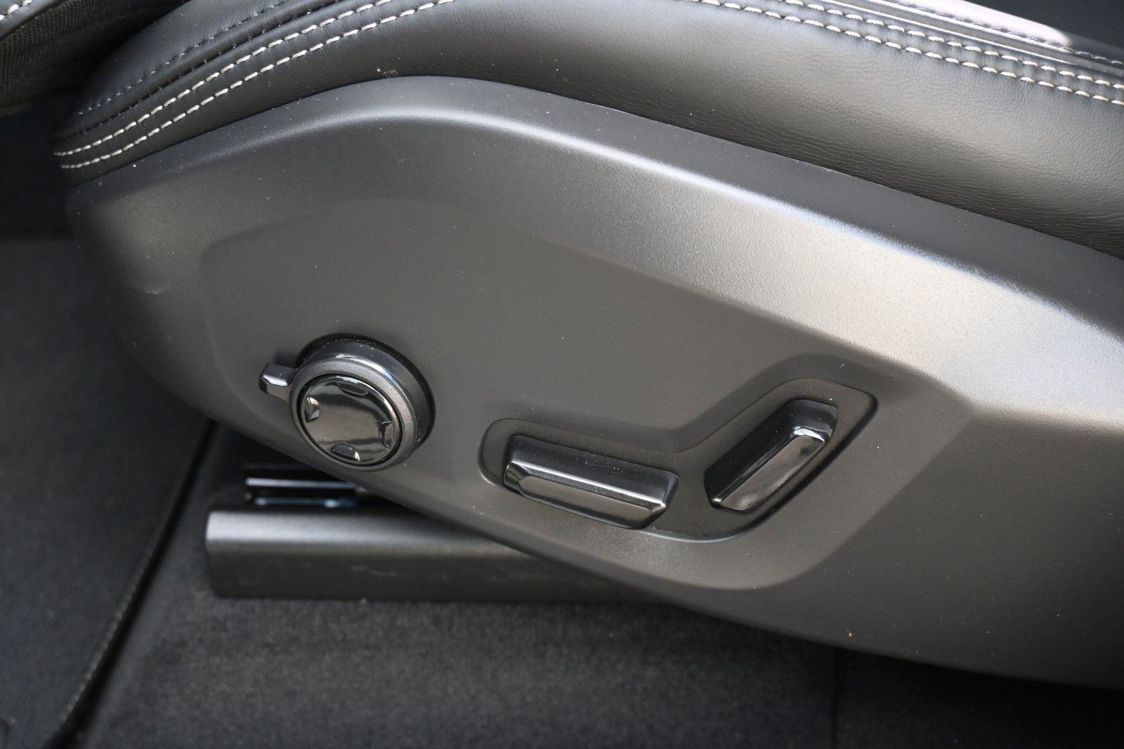 Fahrzeugabbildung Volvo XC60 T8 R Design PHEV MAPS*Luft*B&W*STHZG*HUD*