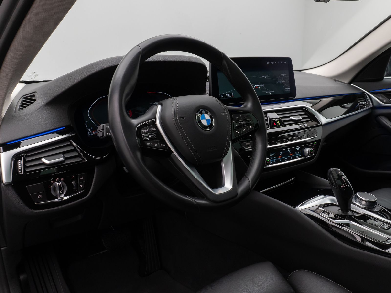 Fahrzeugabbildung BMW 530d Panorama Laser Kamera HUD DAB HiFi Komfort