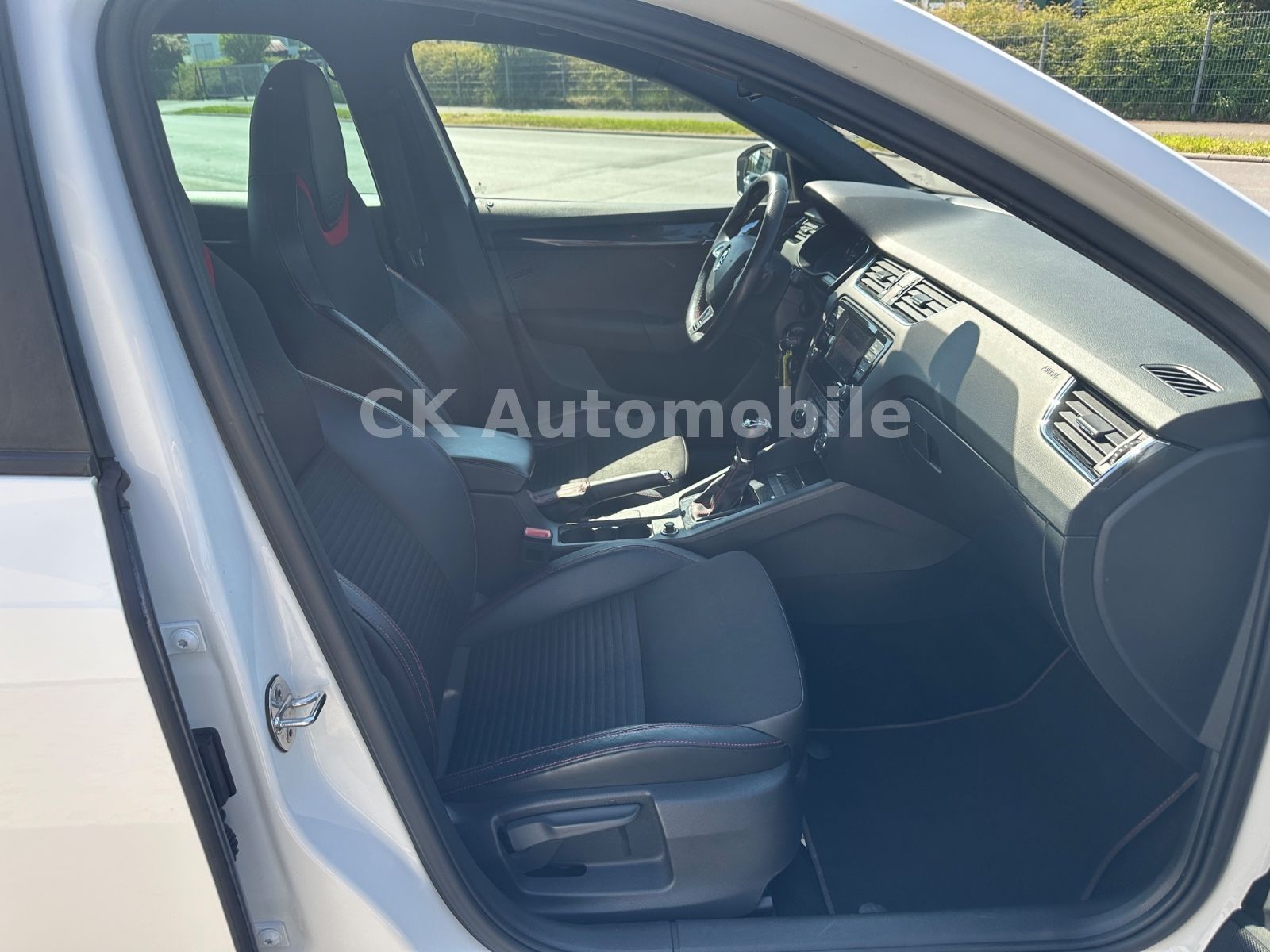 Fahrzeugabbildung SKODA Octavia Combi RS 2.0 TDI DSG/Navi/Bi-Xenon/PDC