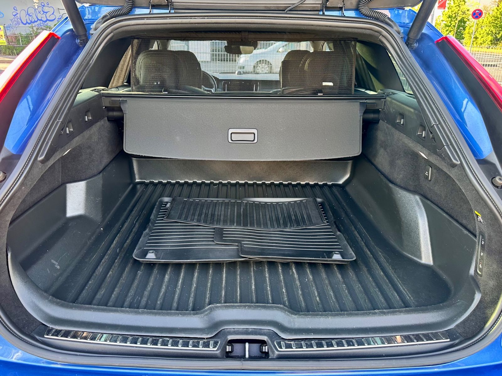 Fahrzeugabbildung Volvo V90 KOMBI T8 R-DESIGN HYBRID AWD*AHK+VOLL+MOD.19