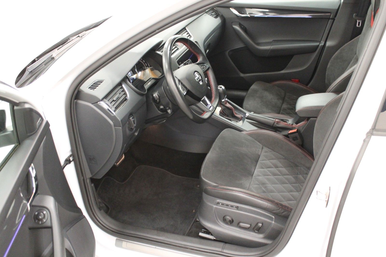 Fahrzeugabbildung SKODA Octavia Combi RS 2.0 TDI 135 kW 4x4 7-Gang DSG