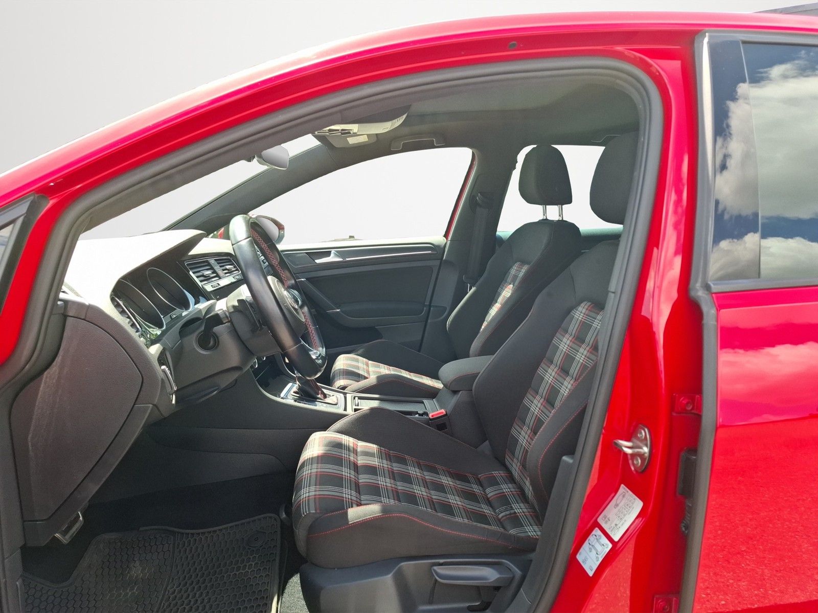 VW Golf VII 2.0 TSI GTI DSG / PANORAMA / LED / NAVI - Image 9