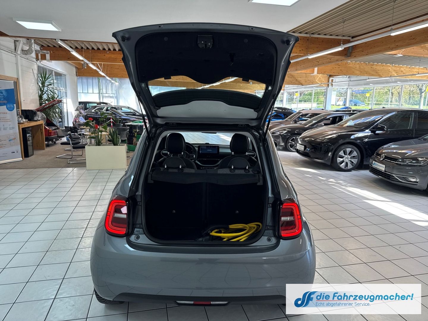 Fahrzeugabbildung Fiat 500 e Icon Navi Memory Sitze Apple CarPlay Andro
