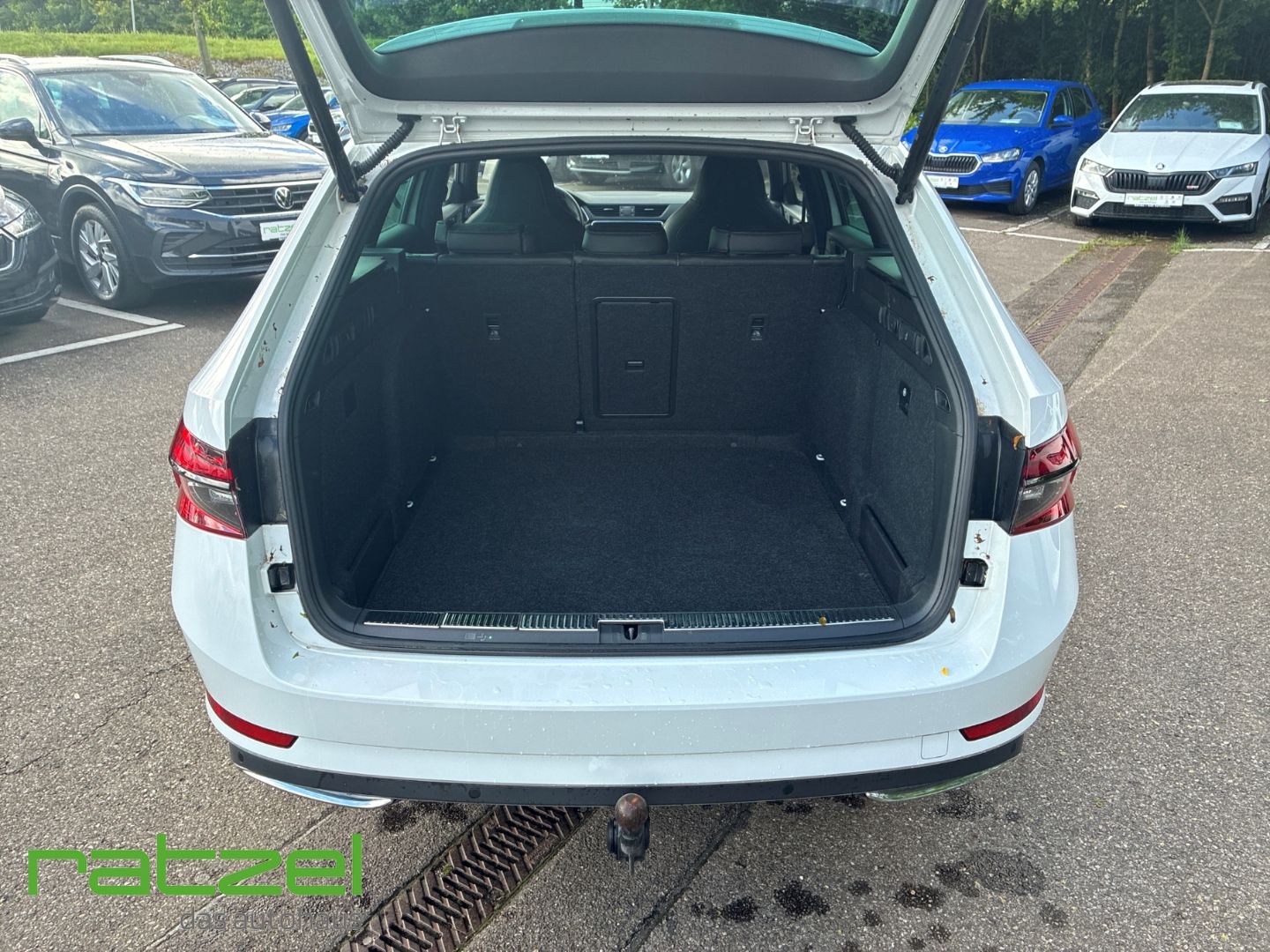 Fahrzeugabbildung SKODA Superb Sportline Combi 2.0 TDI AHK Navi Leder