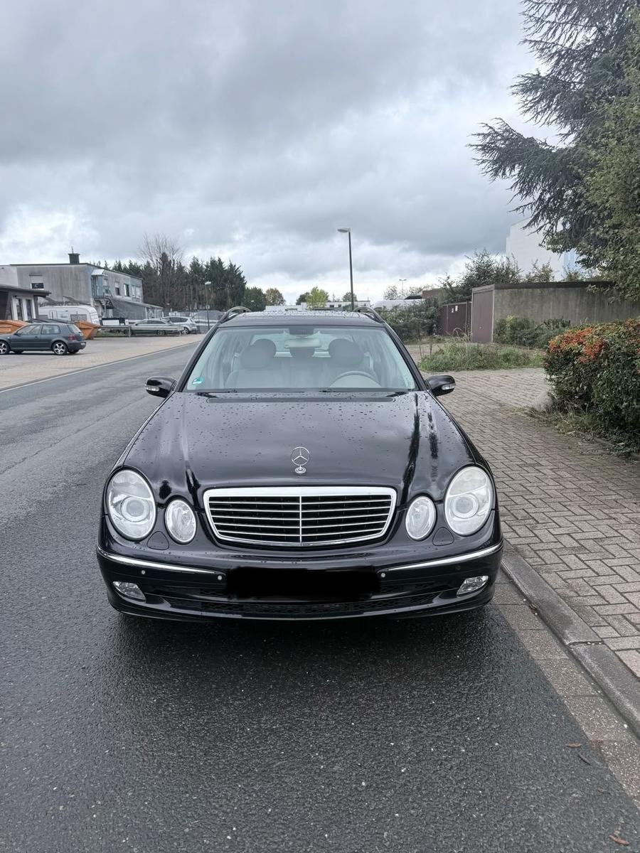 Mercedes-Benz E500 2005 — interior