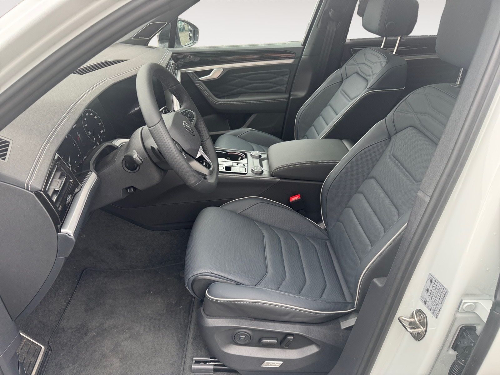 Fahrzeugabbildung Volkswagen Touareg R-Line Black Style Voll Facelift 5J Gara