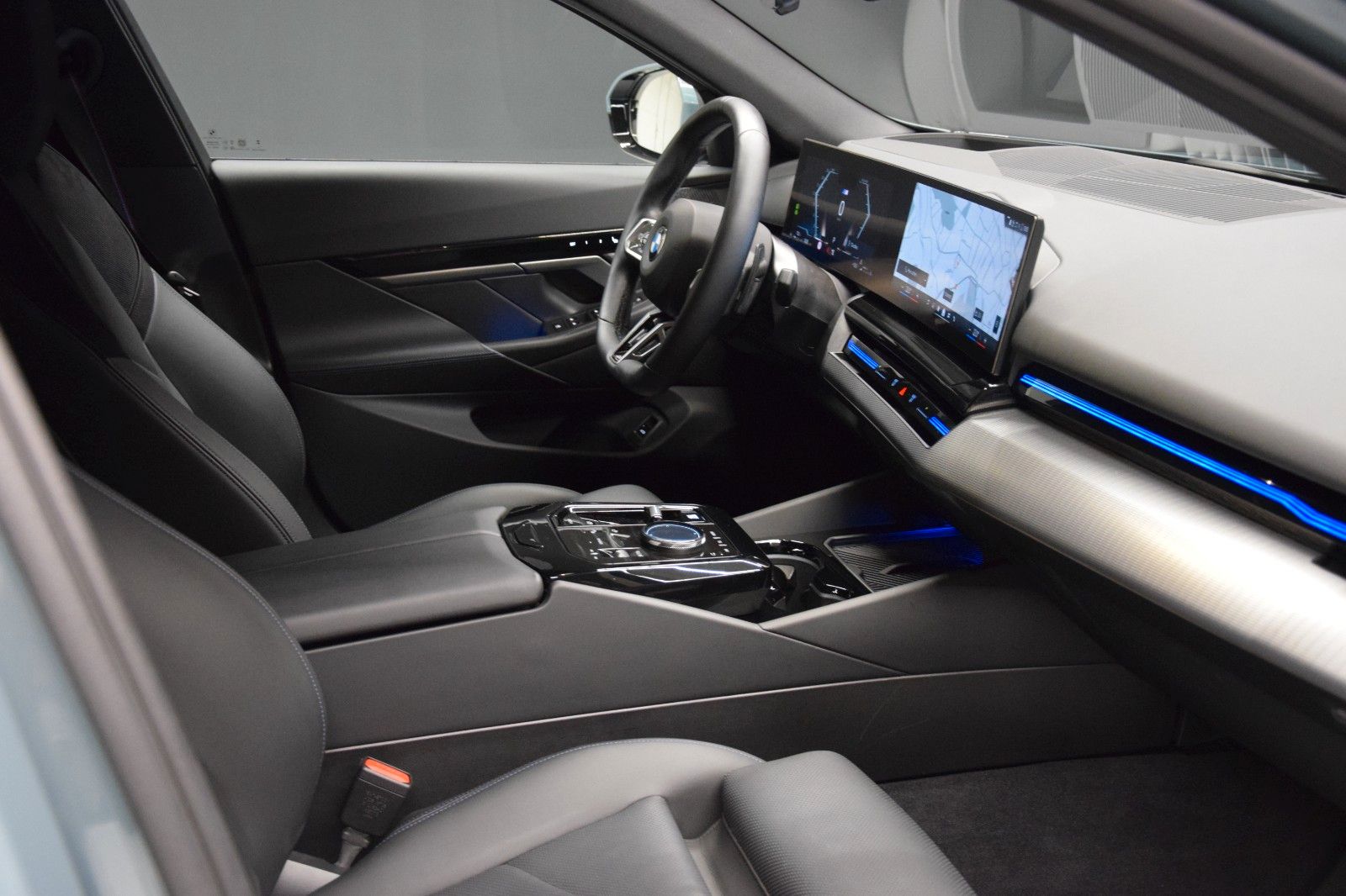 Fahrzeugabbildung BMW 520d xDrive Tour M Sport Pro Iconic Glow Stndhzg