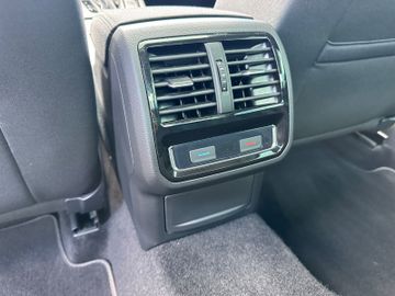 Bild 17 VW Passat Lim. *DGS*PANOdach*Masagesitz*