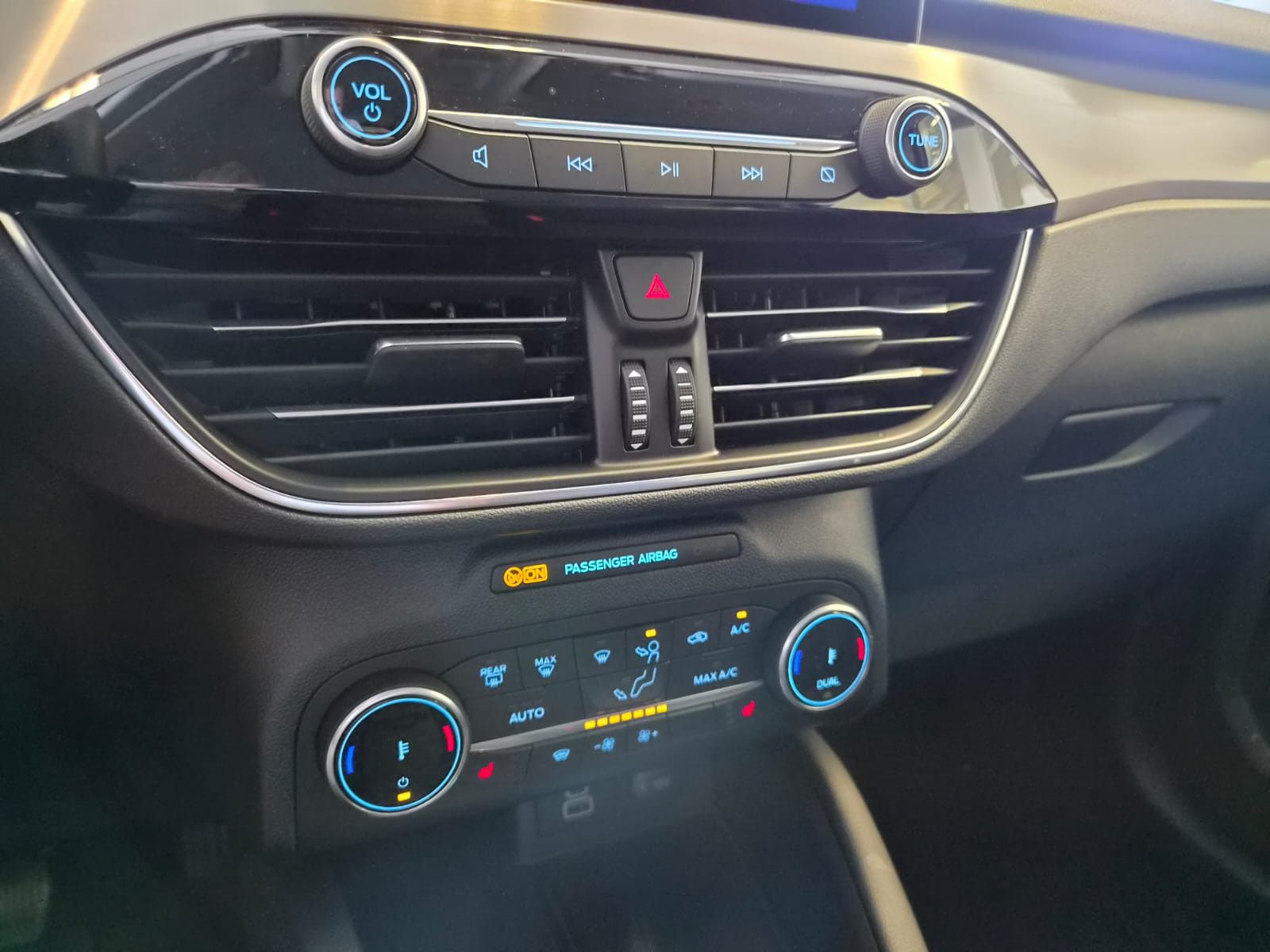 Fahrzeugabbildung Ford Kuga Titanium X / AUTOMATIK / GARANTIE / LED