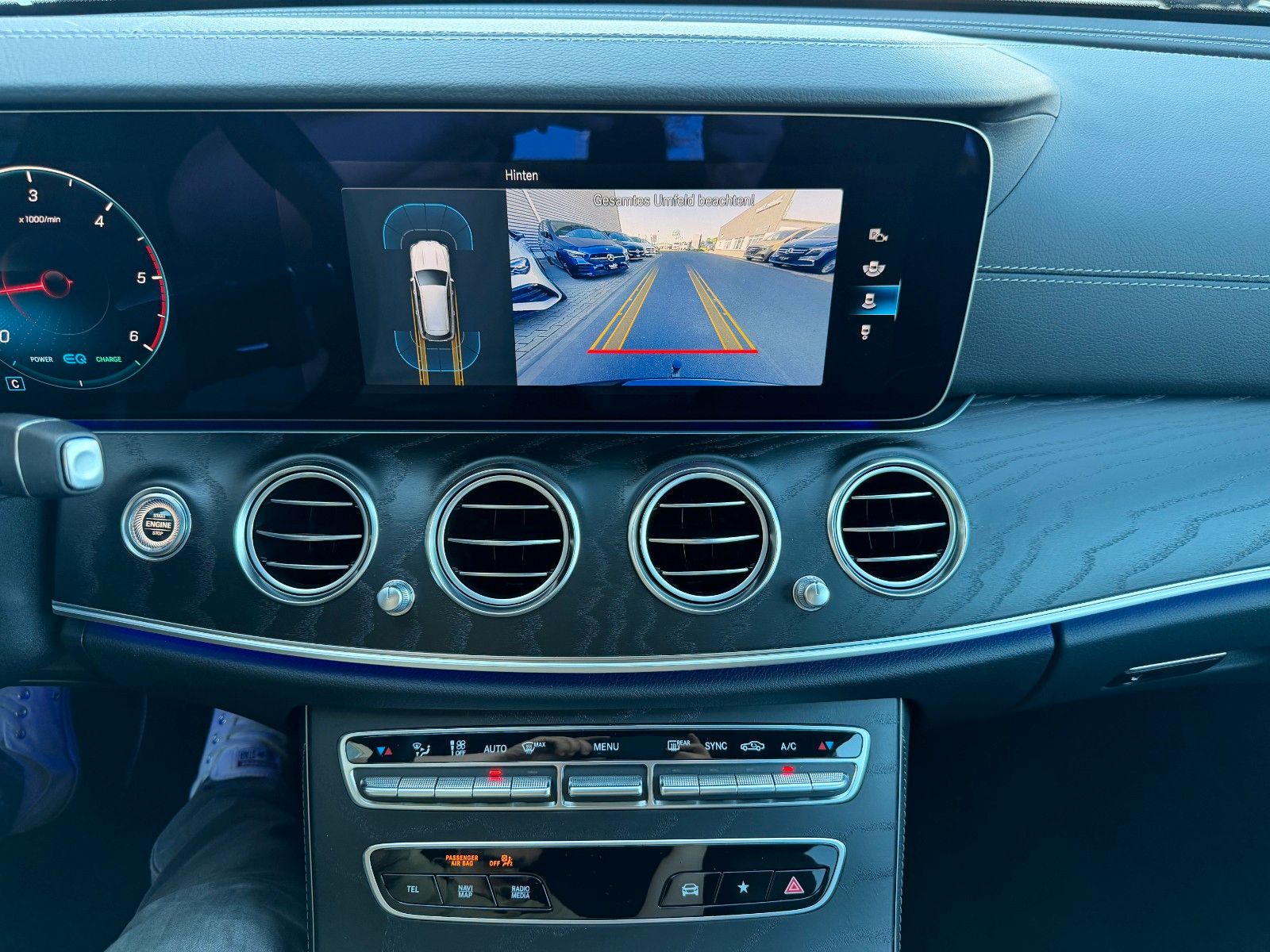 Fahrzeugabbildung Mercedes-Benz E 220d T AMG+Distr+MultiB+AHK+Ambiente+