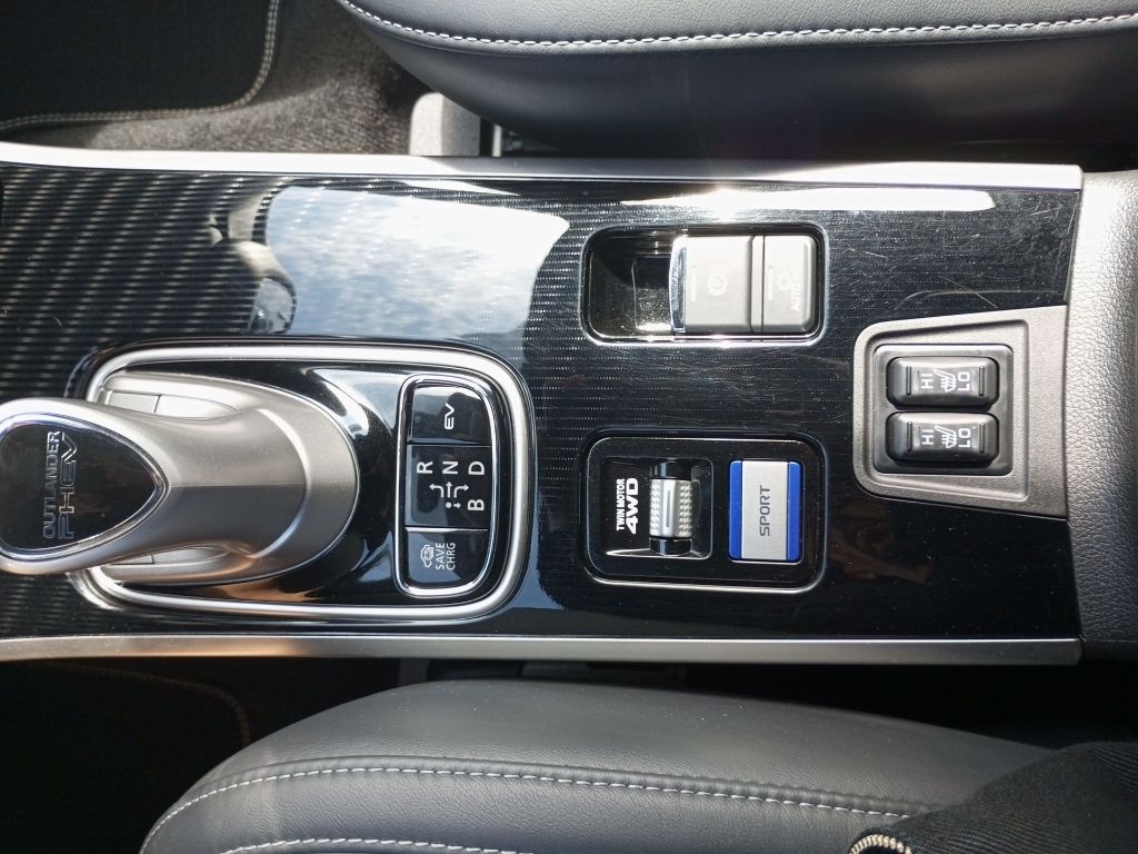Fahrzeugabbildung Mitsubishi Outlander Plug-in Hybrid PLUS Intro 2.4 4WD AHK