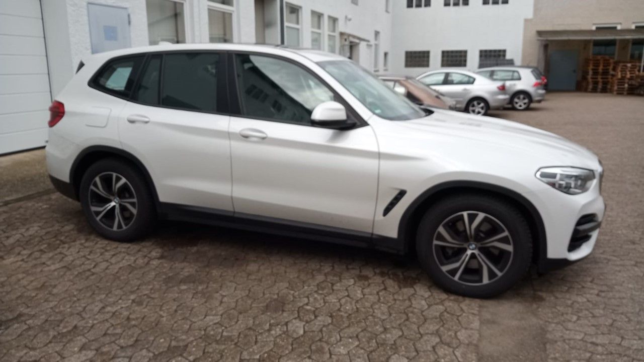 Fahrzeugabbildung BMW X3 xDrive 30 d Advantage PANO AHK Harmann