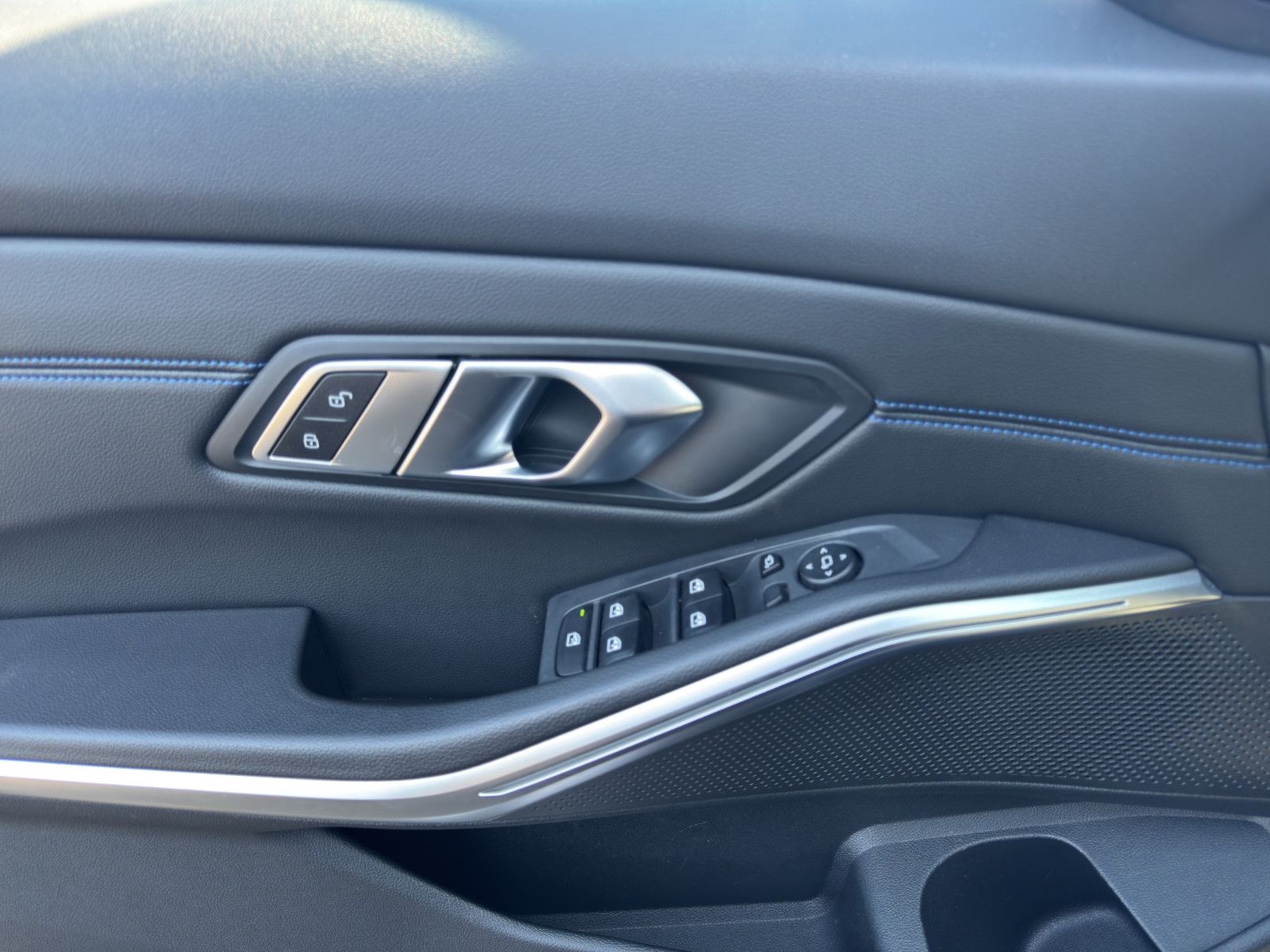 Fahrzeugabbildung BMW 320 d xDrive M Sport Lim/Hifi/Shadow/Navi