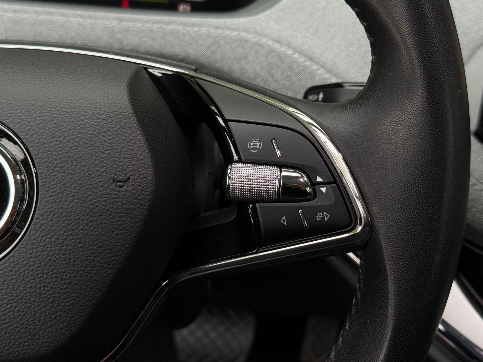 Fahrzeugabbildung SKODA Enyaq 60 Loft CCS+LED+NAV+SHZ+KAMERA+AHK+ACC+DAB