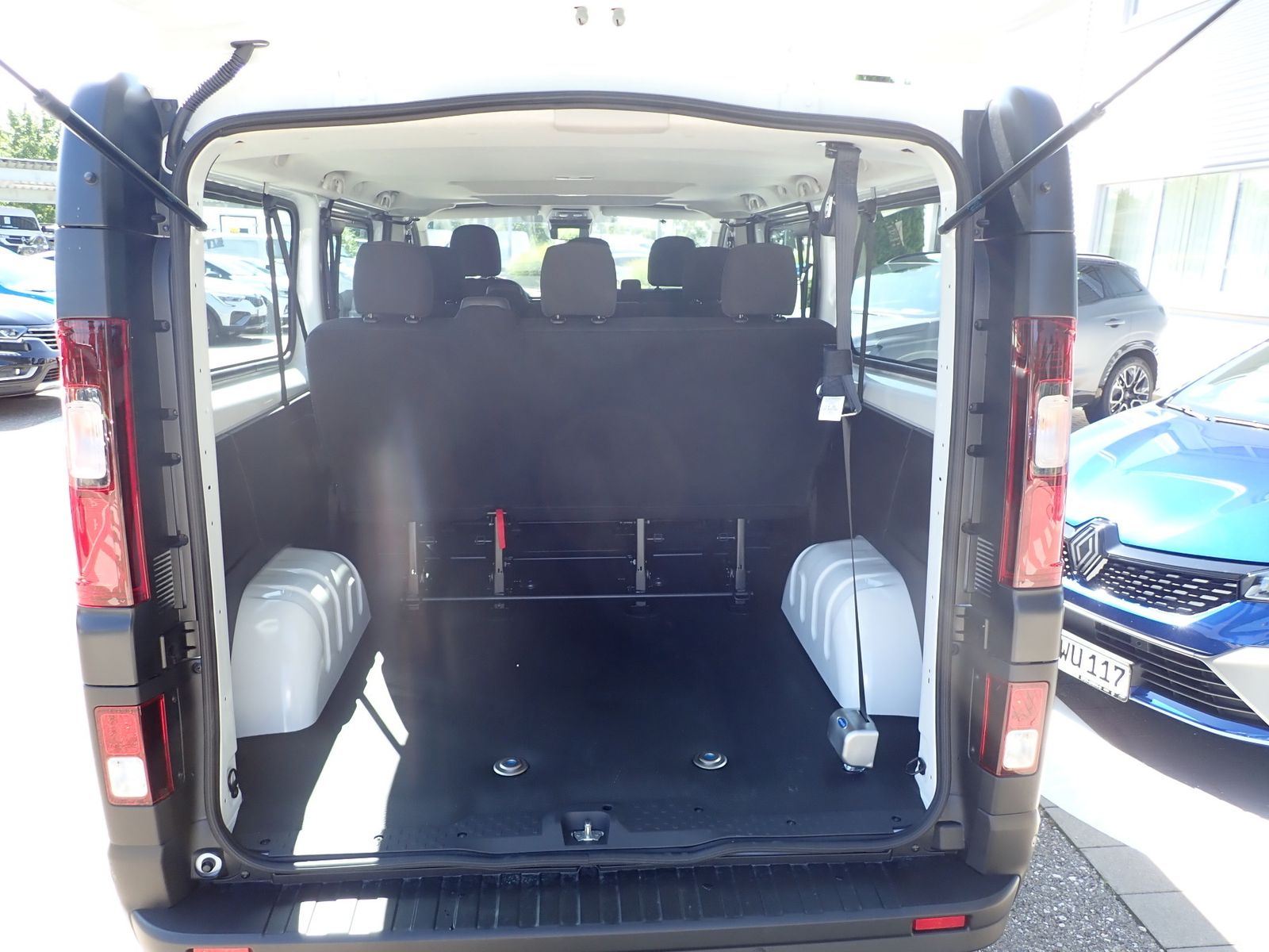 Fahrzeugabbildung Renault Trafic Pkw Grand Authentic Blue dCi 110 MY25