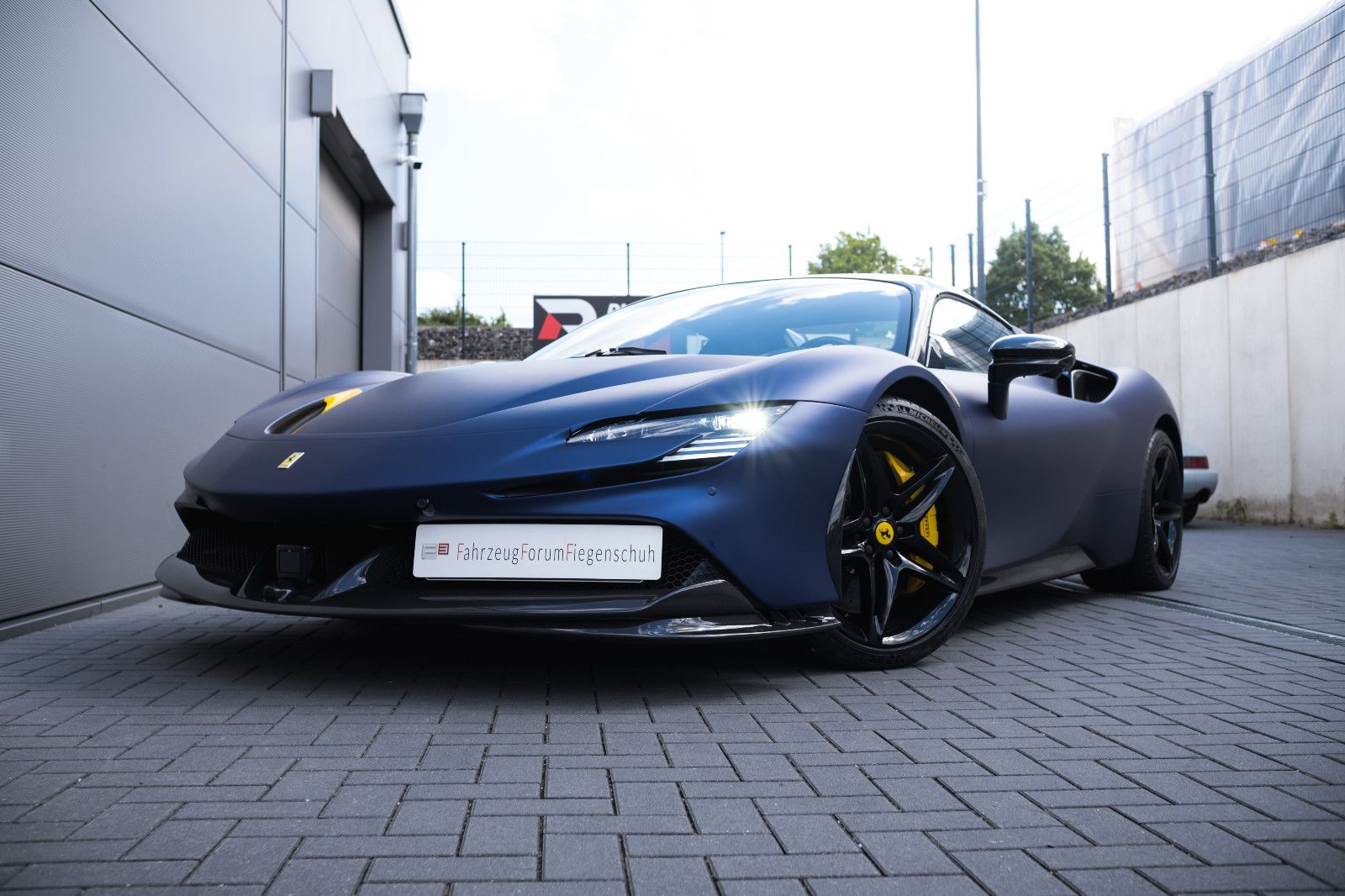 Fahrzeugabbildung Ferrari SF90 -Foliert-Lift-KarbonRacingSitze-JBL